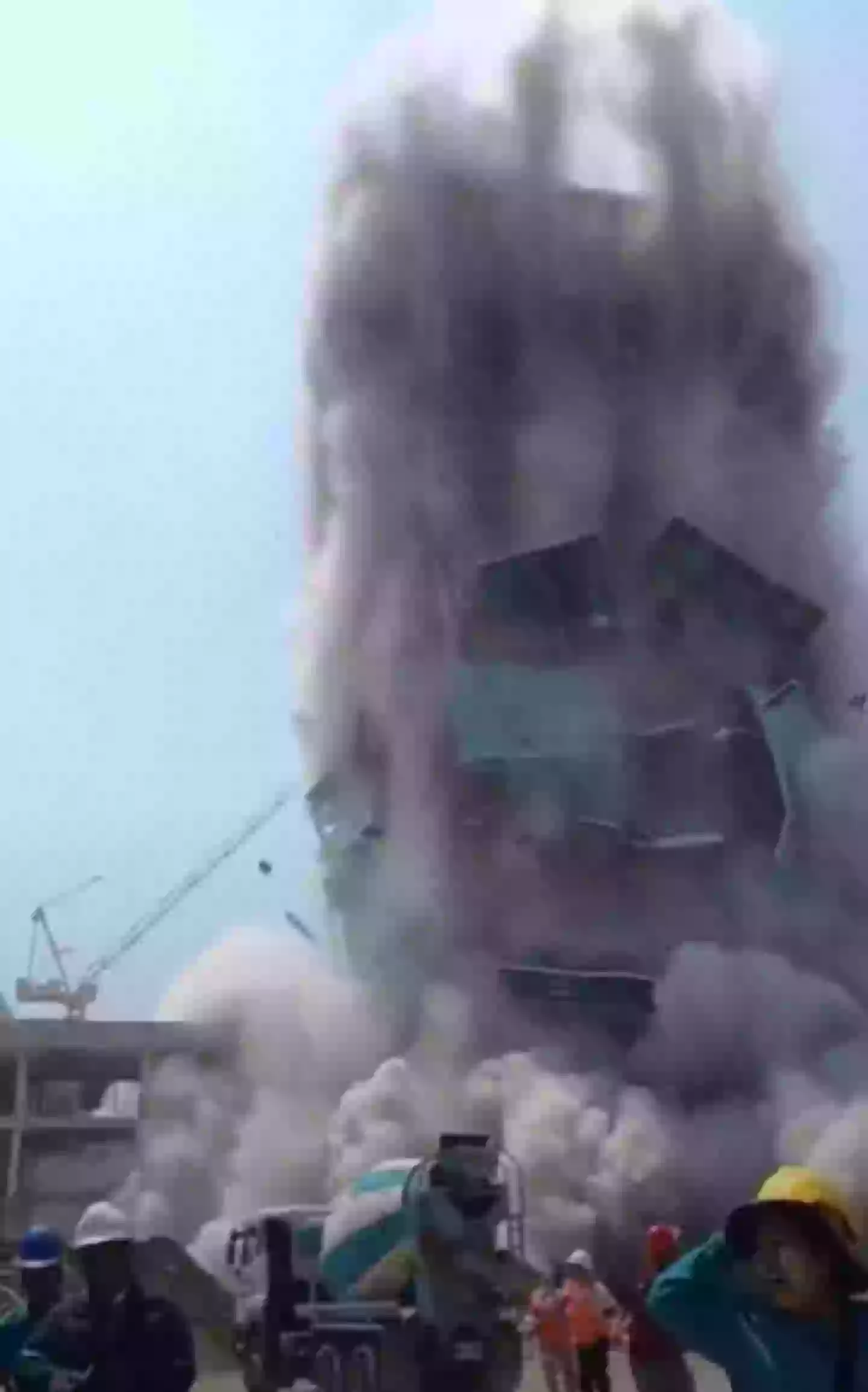 The earthquake caused the building to collapse (ViralPress)