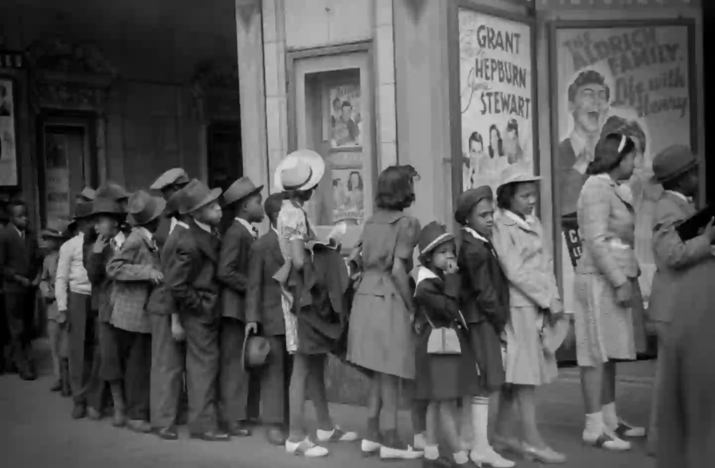 Spot the kid with the iPad? (Reddit/Edwin Rosskam)