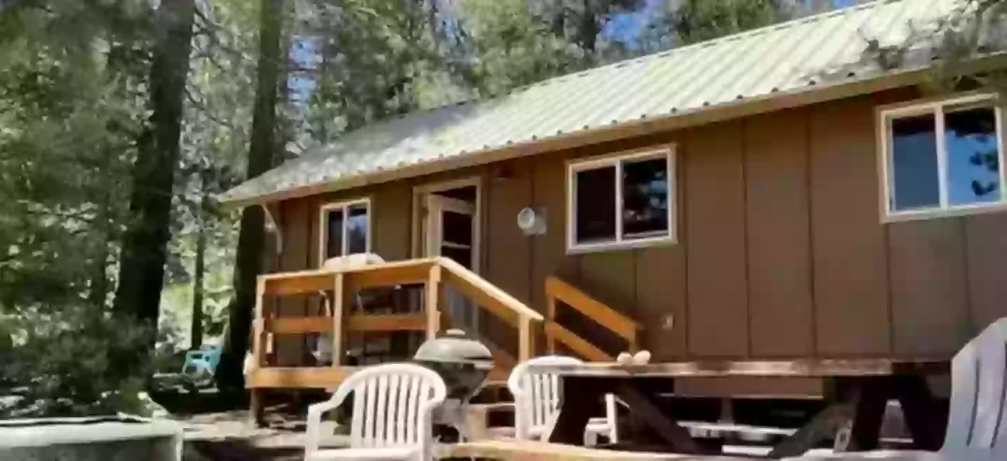 The cabin where she took shelter (Inside Edition/YouTube)