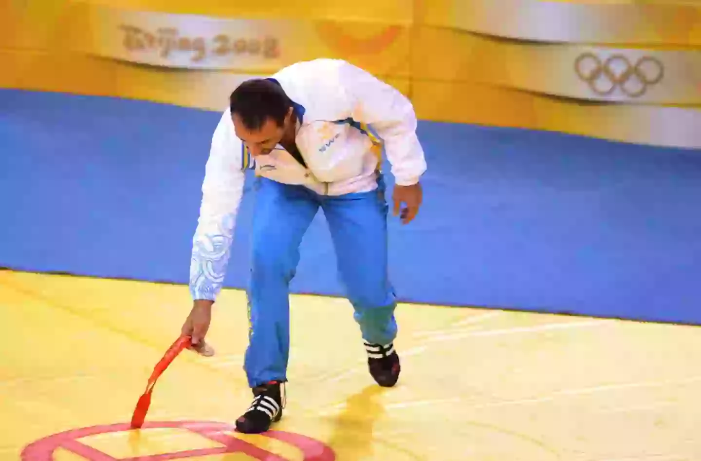 Ara Abrahamian place his bronze medal on the ground in 2008 (Credit:Getty)
