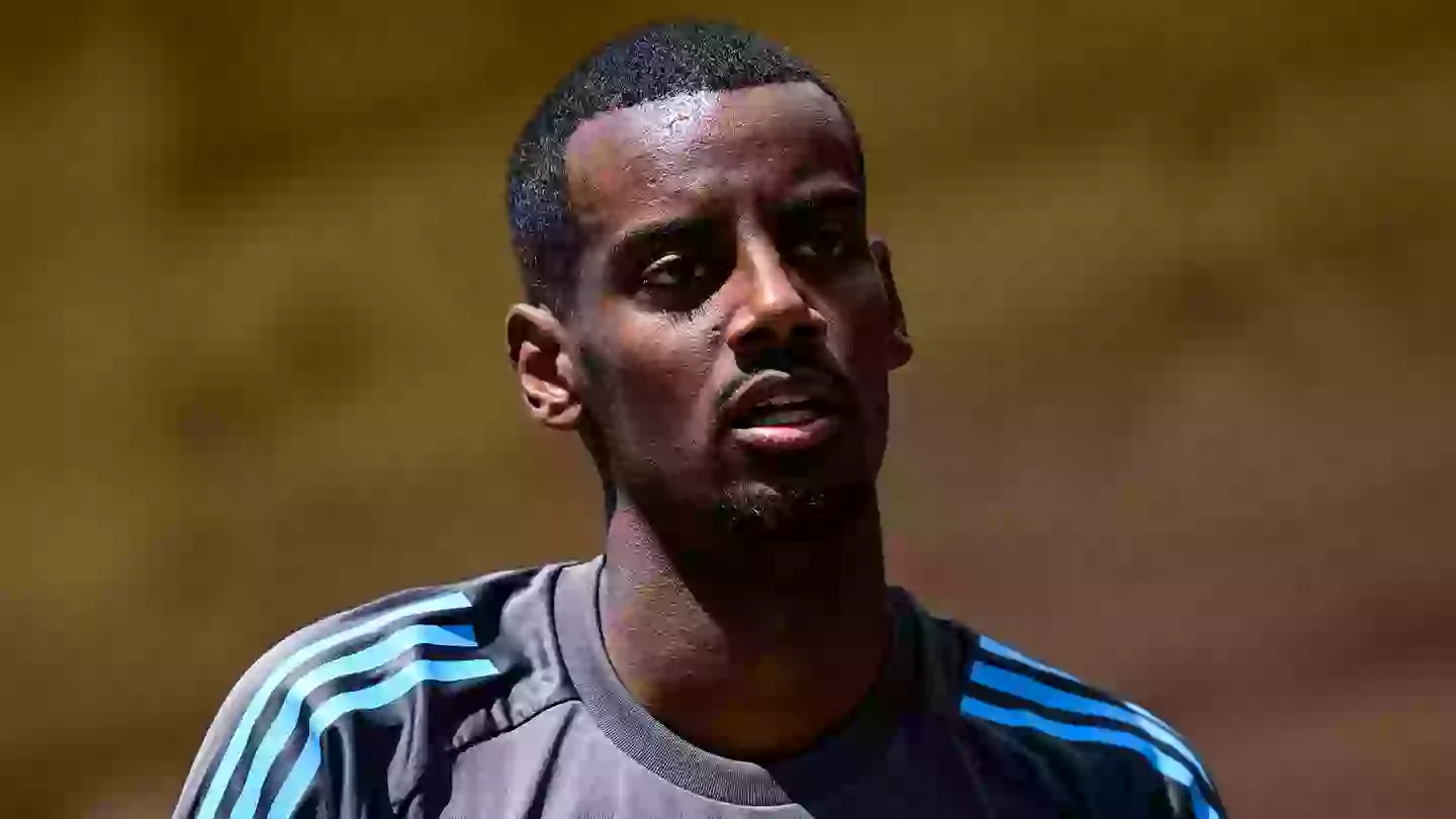 Newcastle set new Alexander Isak price after Eddie Howe's comments about Liverpool transfer and it looks like a typo