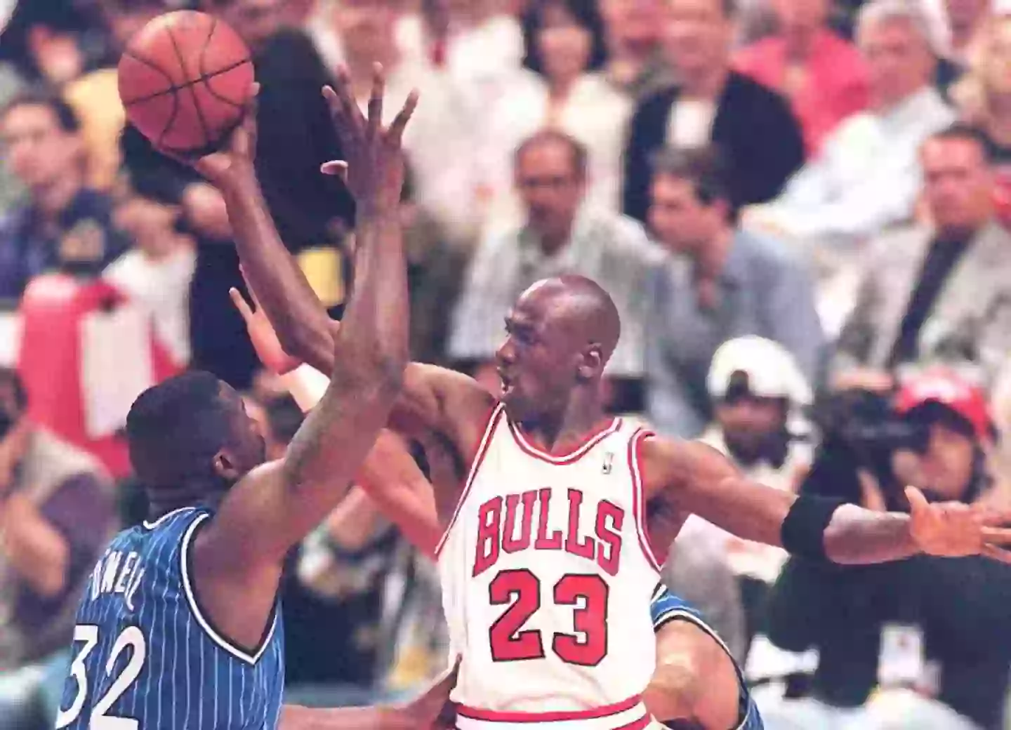 Michael Jordan and Shaquille O'Neal during an NBA fixture. Image: Getty