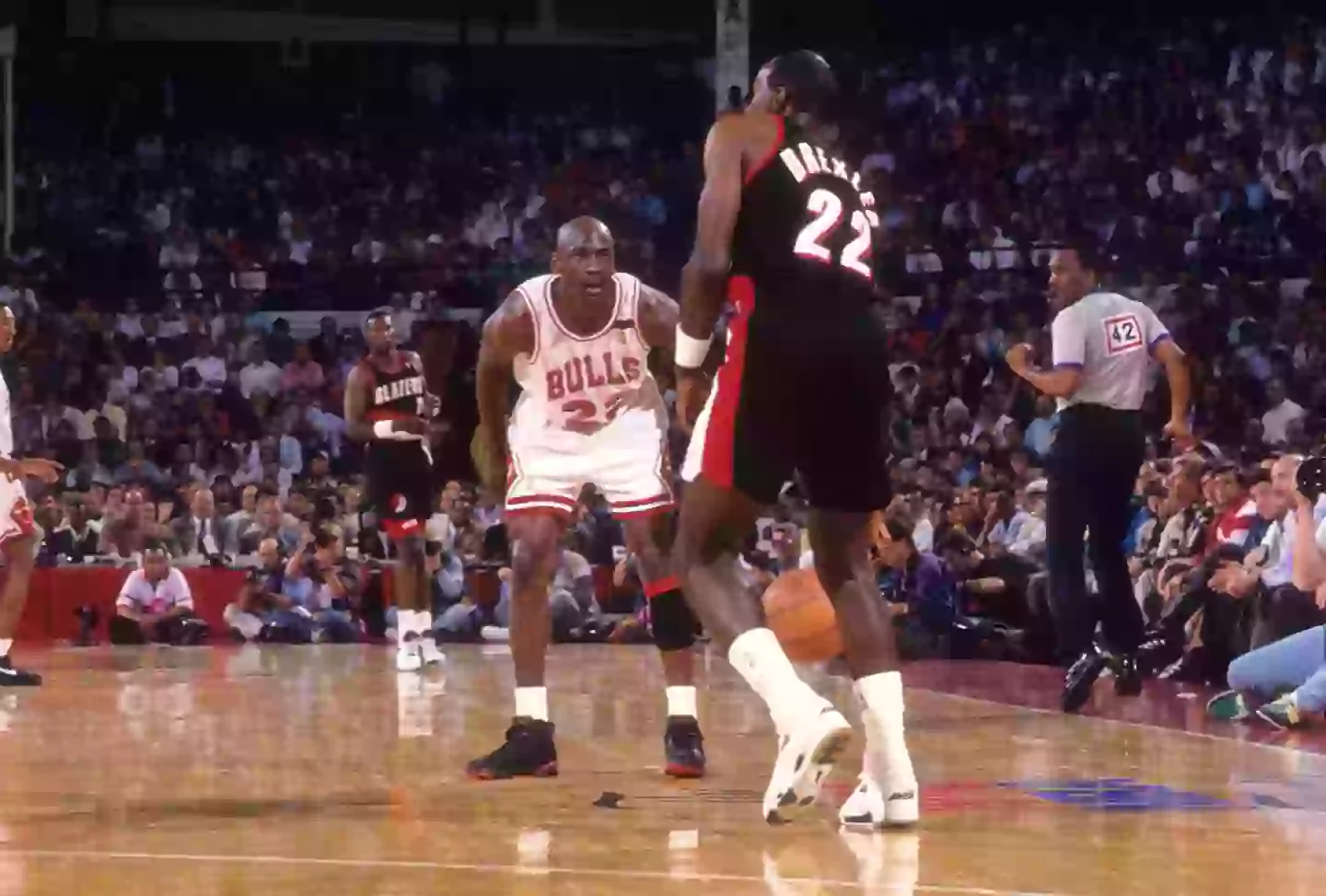 Clyde Drexler up against Michael Jordan. Image: Getty