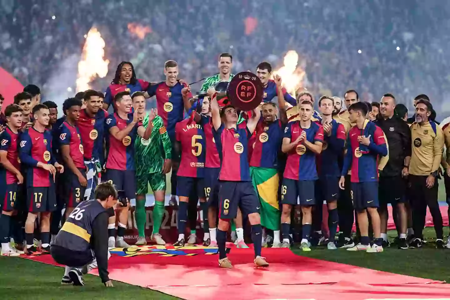 Cầu thủ Barca duy nhất không ăn mừng cùng đồng đội trong lễ nâng cúp 2 Barcelona nâng cao danh hiệu La Liga (Nguồn: Getty)