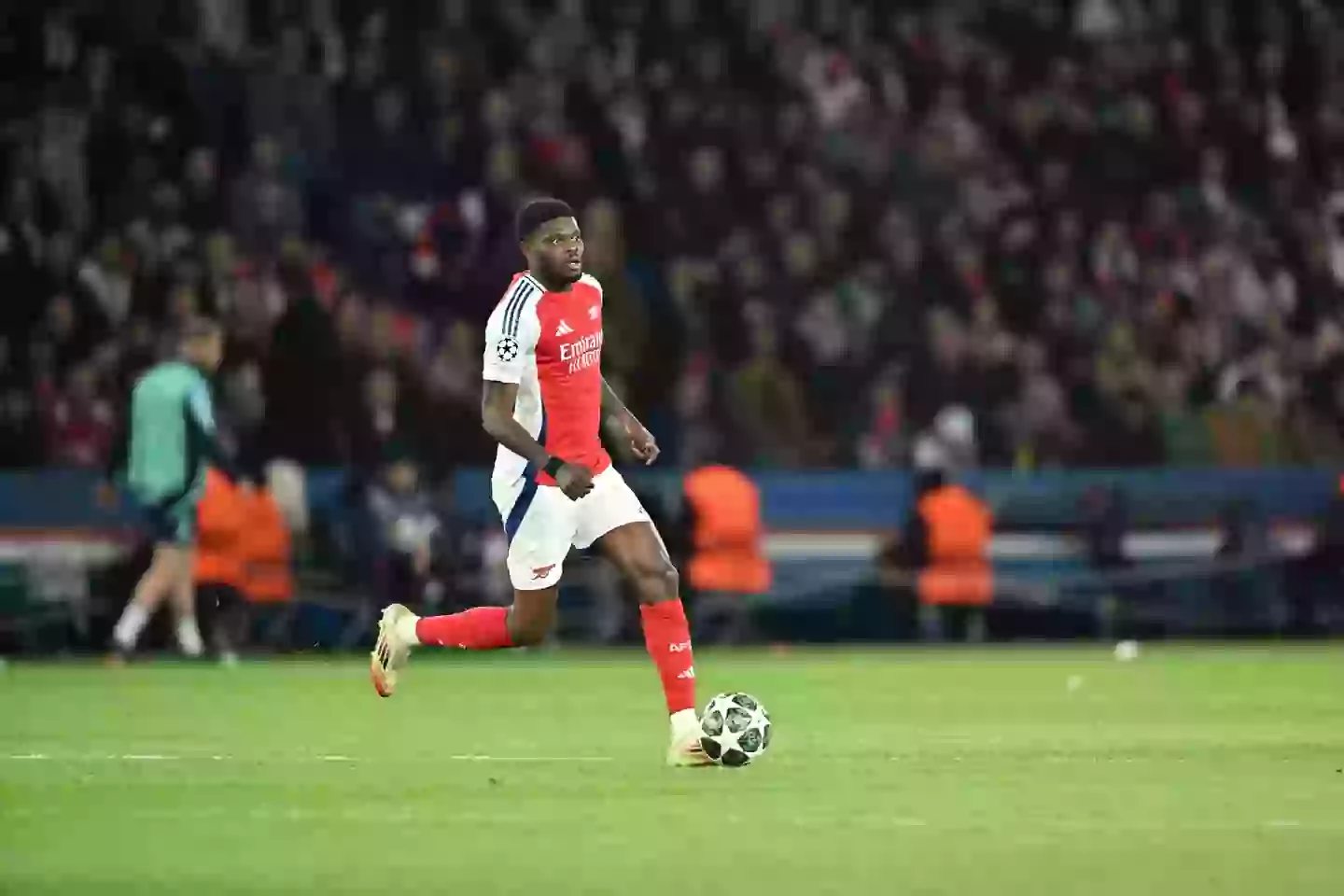 CĐV Arsenal muốn tống khứ ngay 1 cầu thủ sau trận thua PSG 3 Thomas Partey endured a tough night as PSG dumped out Arsenal. Image: Getty