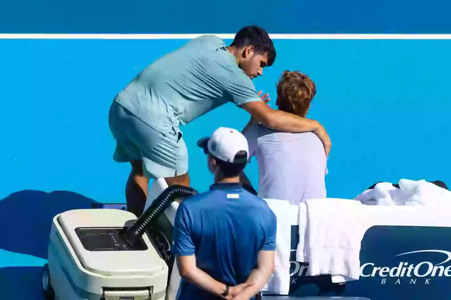 Carlos Alcarez consoles Jannik Sinner after he retires at the Cincinnati Open final. Image: Getty