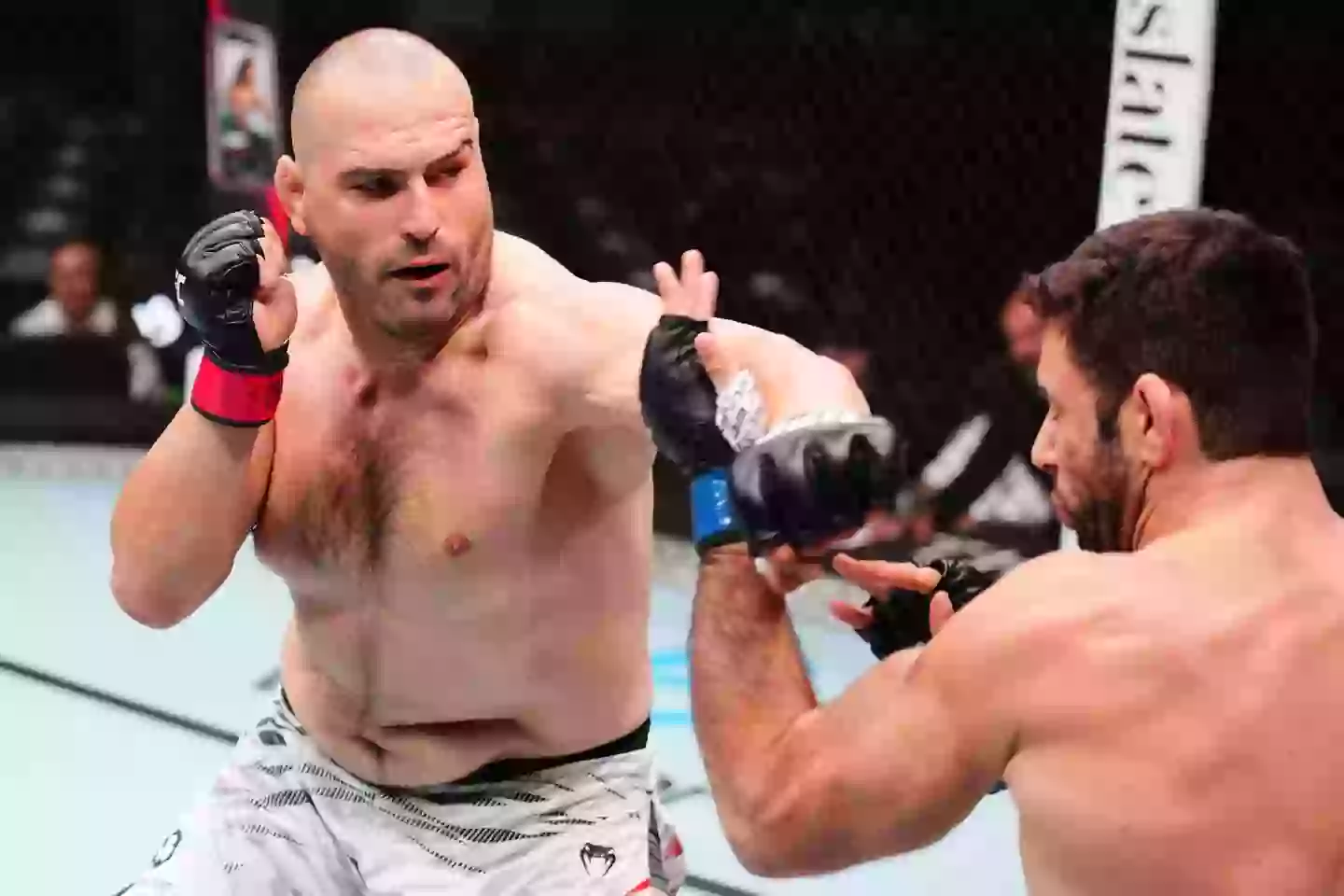 UFCアブダビでのマーカスブッフェチャに対する活動中のマーティンバデイ。画像:ゲッティ