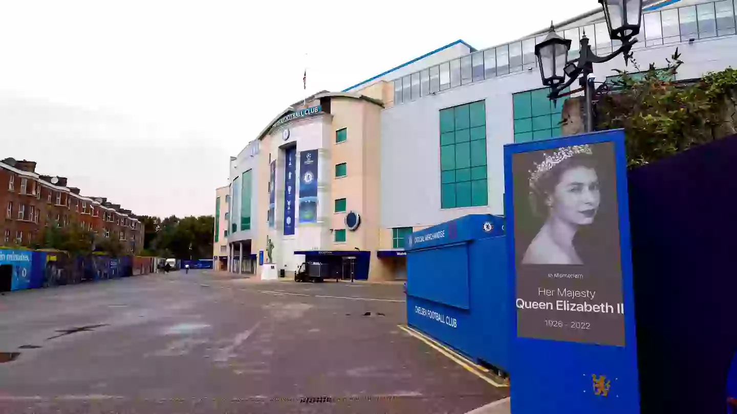 A tribute to Queen Elizabeth II is displayed on an advertising board at Stamford Bridge, London. (Alamy)