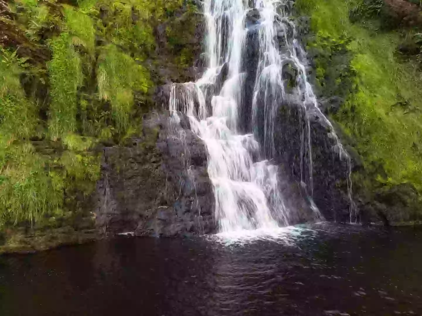 Moe Moe Sa Nay reportedly drowned after getting trapped between two rocks on the waterfall (aluxum/Getty)