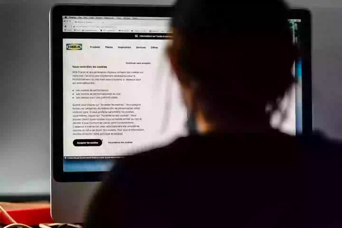 What actually happens when you click to 'accept' or 'reject' all cookies on a website