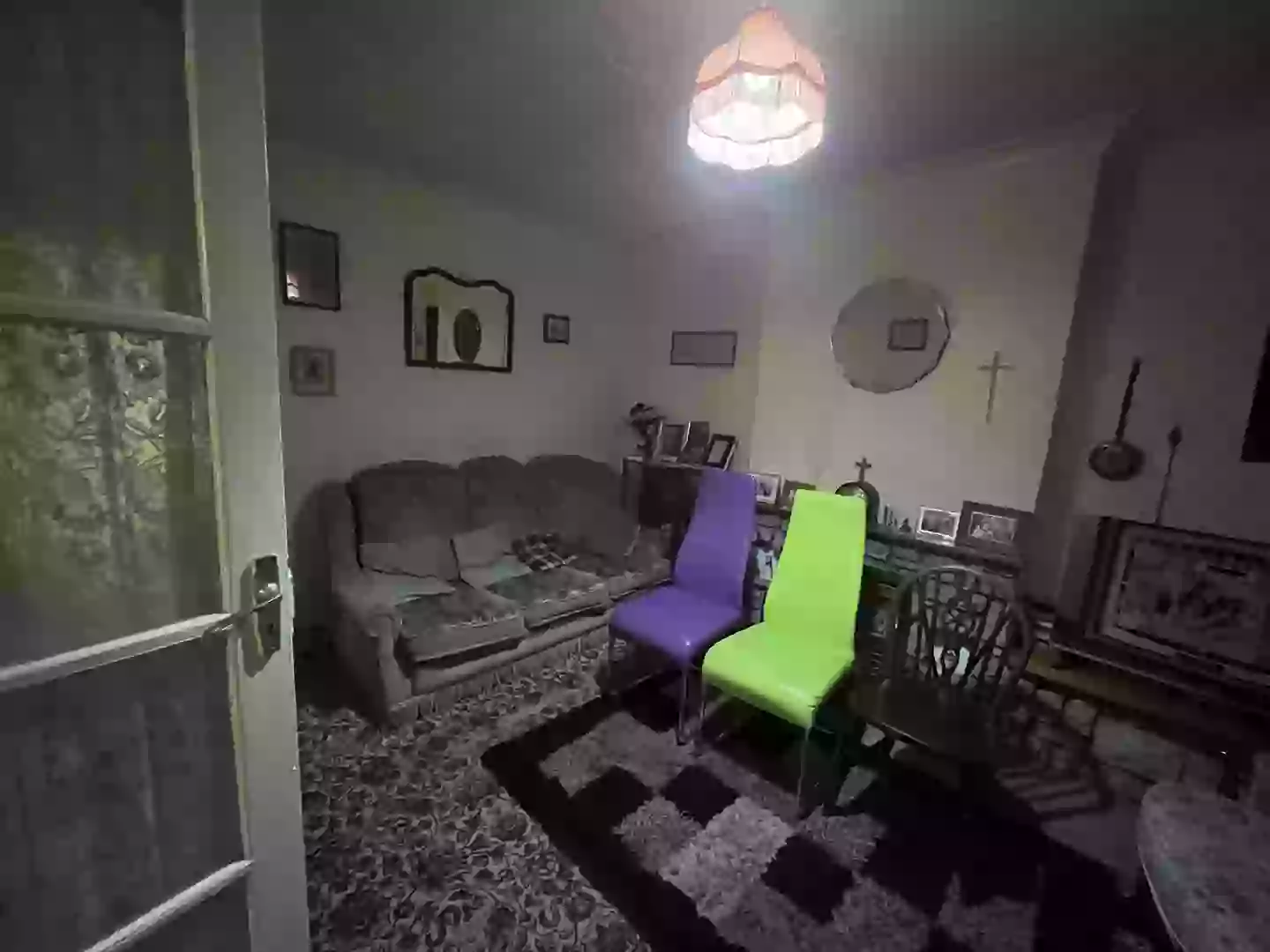 The house is furnished with 1970s decor (LADbible)