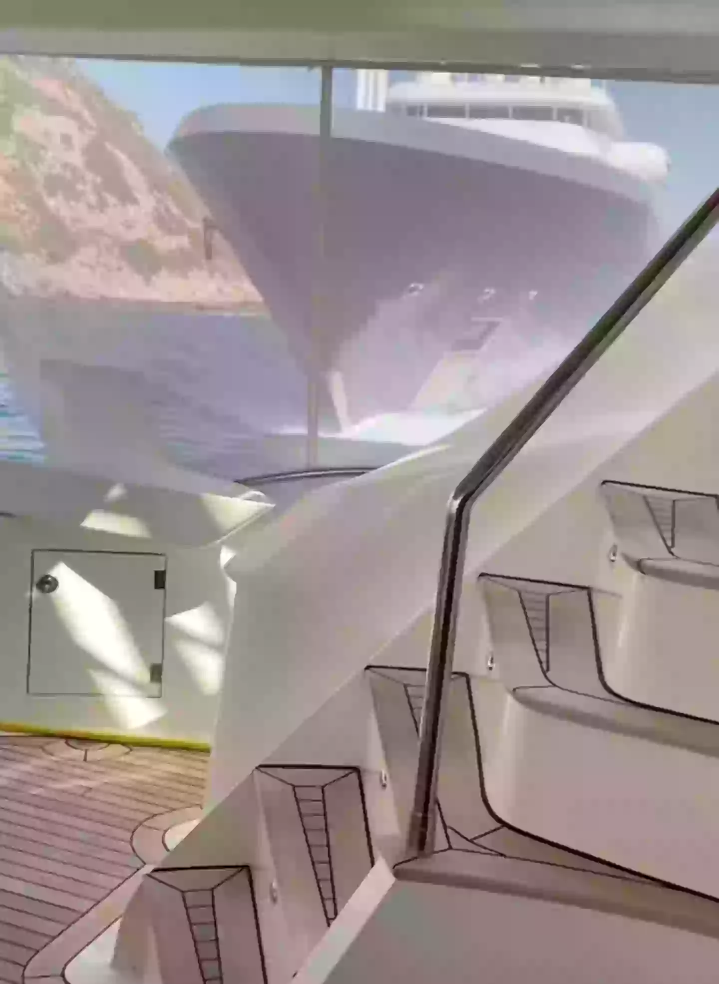 The superyacht can be seen coming straight at it. (TikTok/@muratgunesresmi)