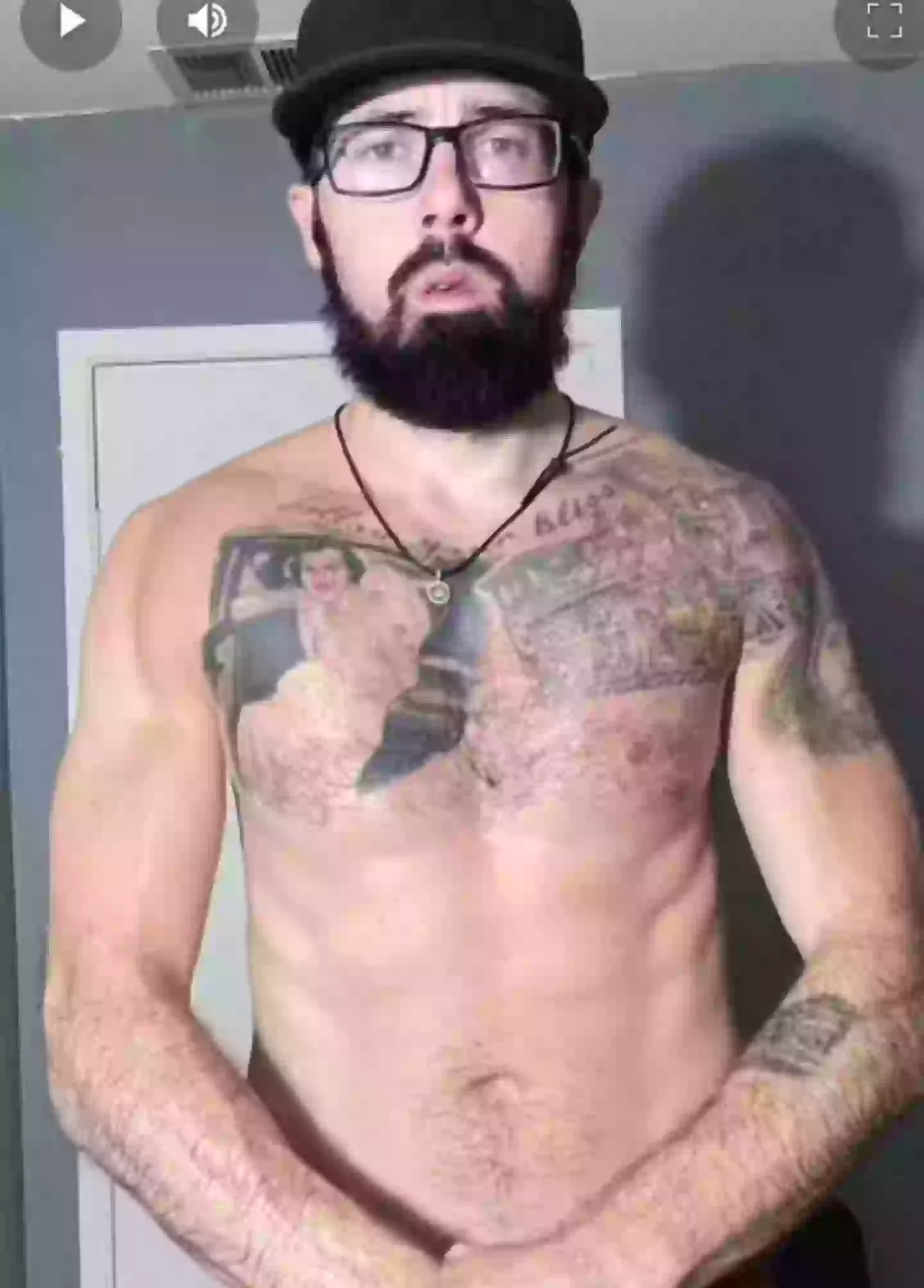 And looking considerably more swole after doing 500 push-ups (YouTube/@JacksonHunter91)