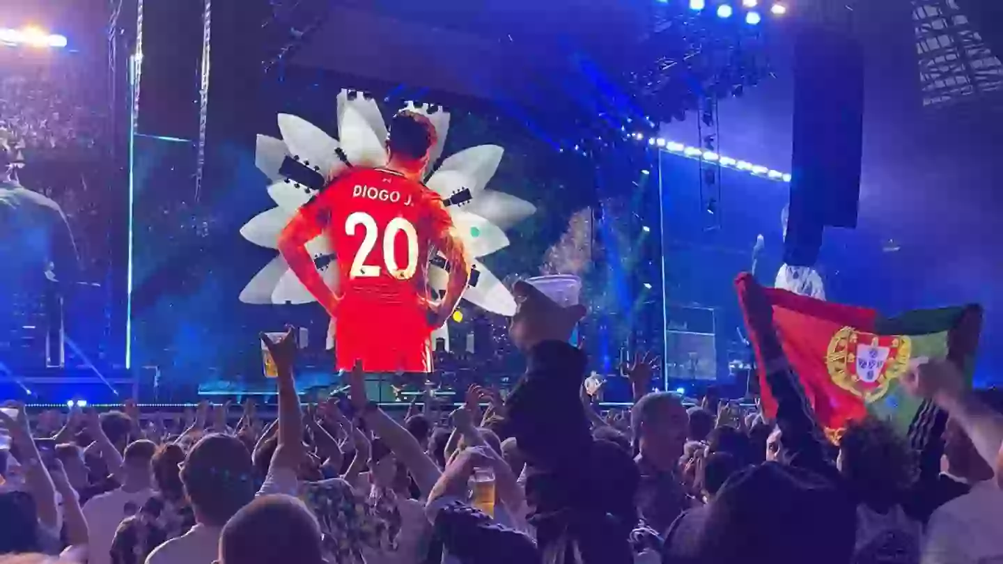 Oasis praised after 'class' tribute to Diogo Jota during first gig since reunion