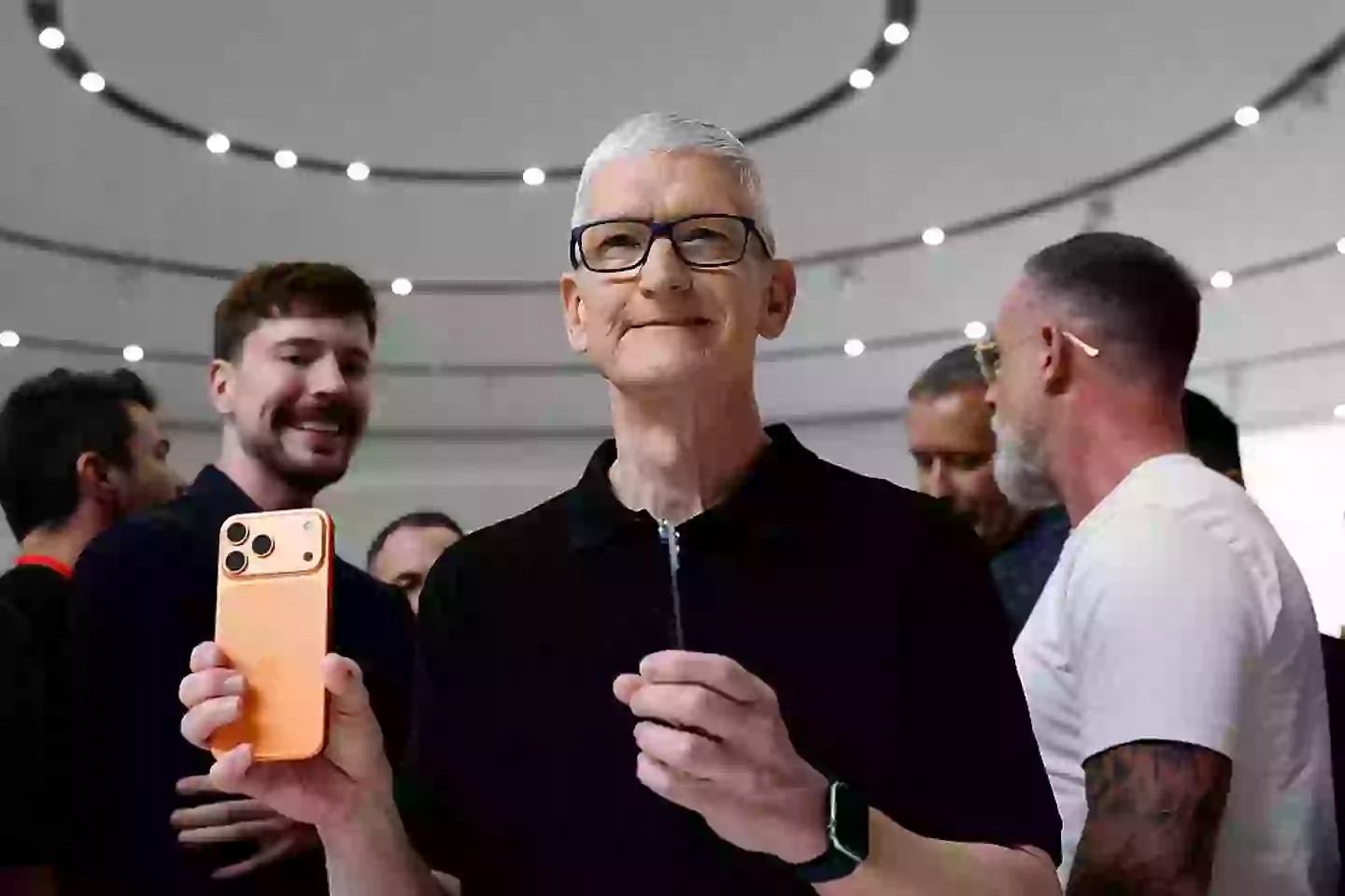 Tim Cook with the new iPhone 17 (Justin Sullivan/Getty Images)