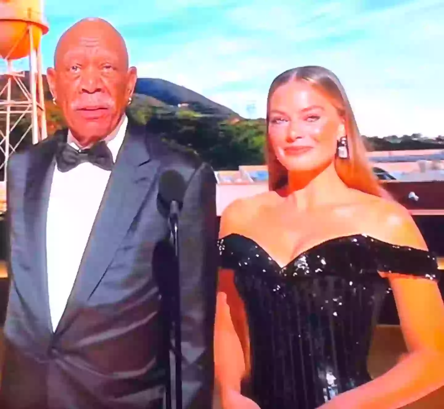 Fans were concerned after seeing Freeman wearing just one glove at the event.