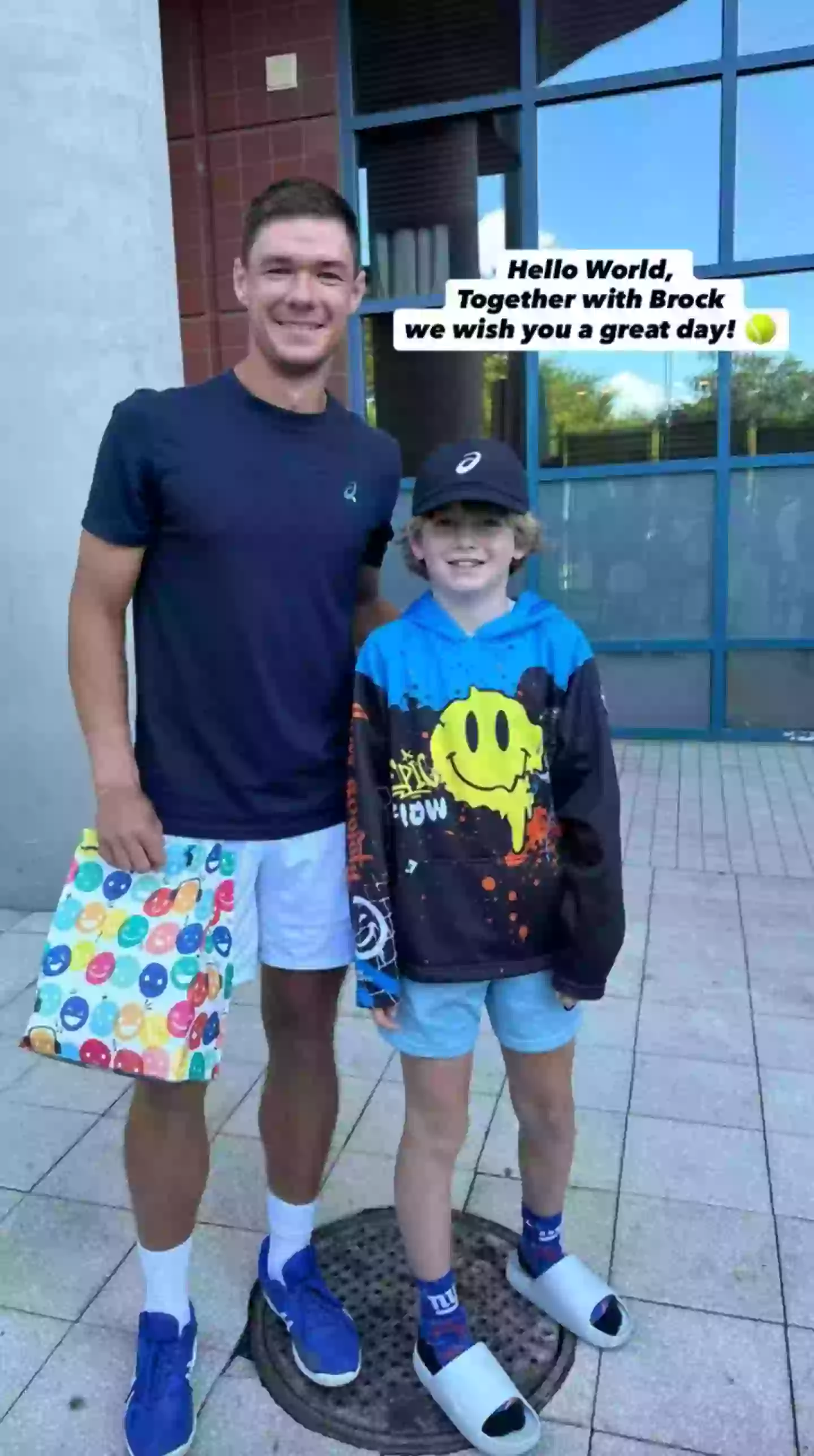 Tennis pro Majchrzak made sure the boy wasn't empty handed (Instagram/@kamilmajchrzakk)