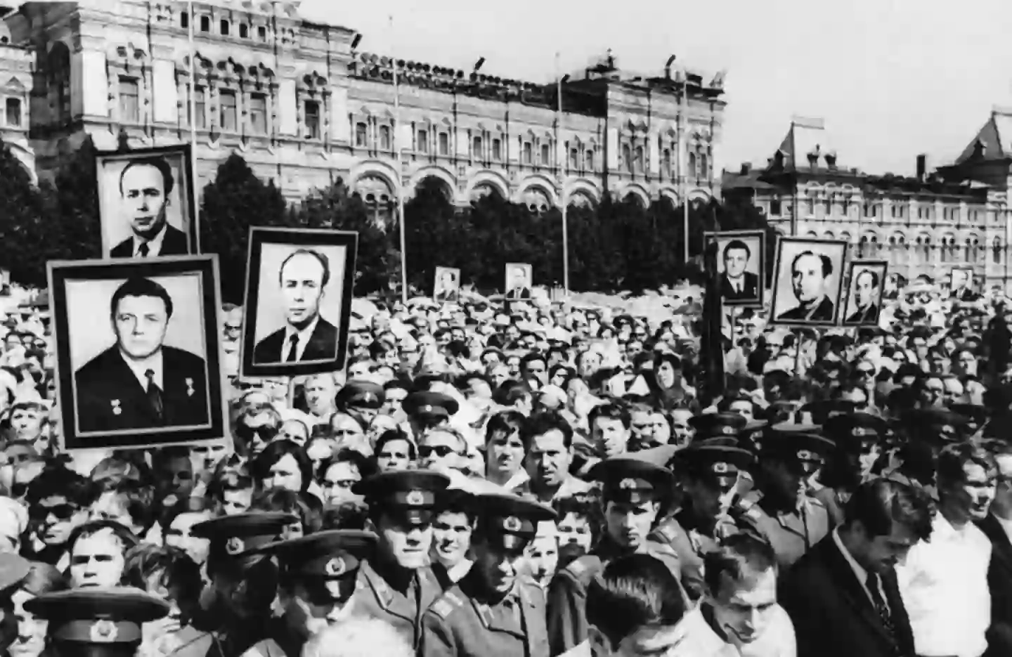 Soviets turned out in numbers to mourn the fallen cosmonauts (Getty Stock Images)