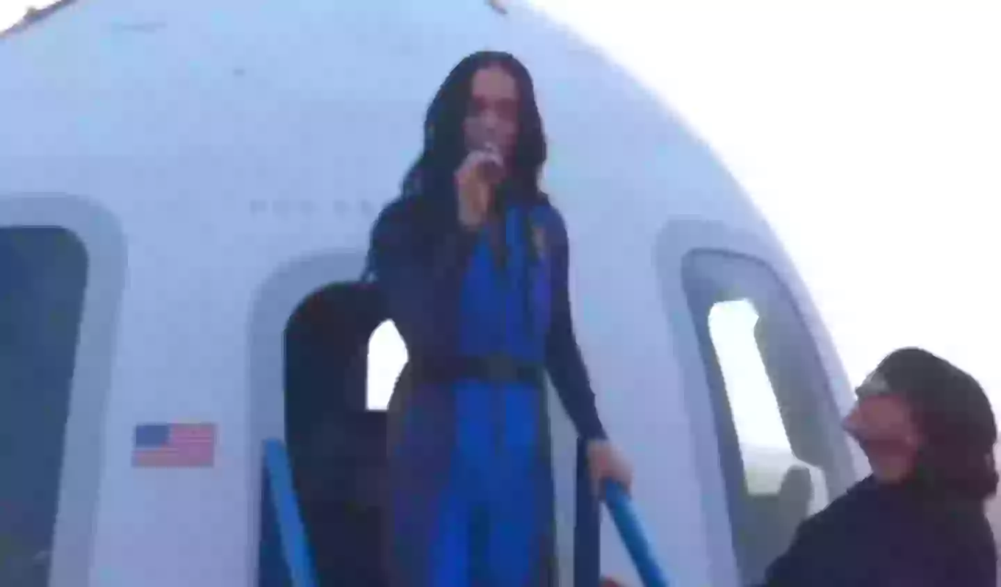 Katy Perry then kissed the daisy after holding it aloft (YouTube/Blue Origin)