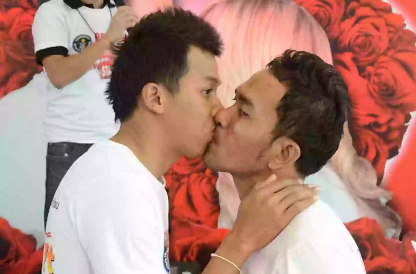 2012's record holders, Nonthawat Charoenkaesornsin and Thanakorn Sitthiamthong. (Guinness World Records)