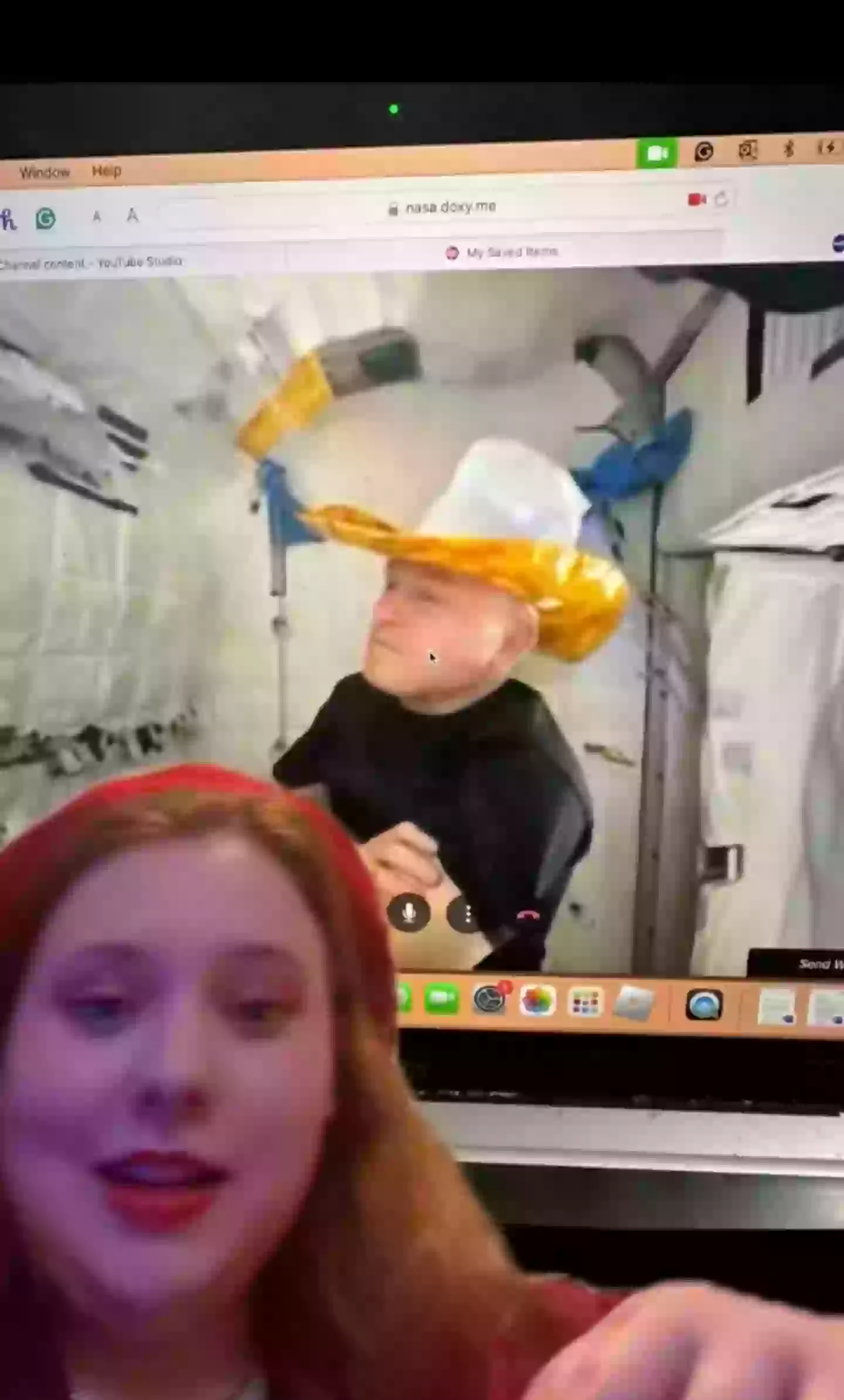 Daryn facetiming her dad in space (TikTok/@darynthepuff.cos)
