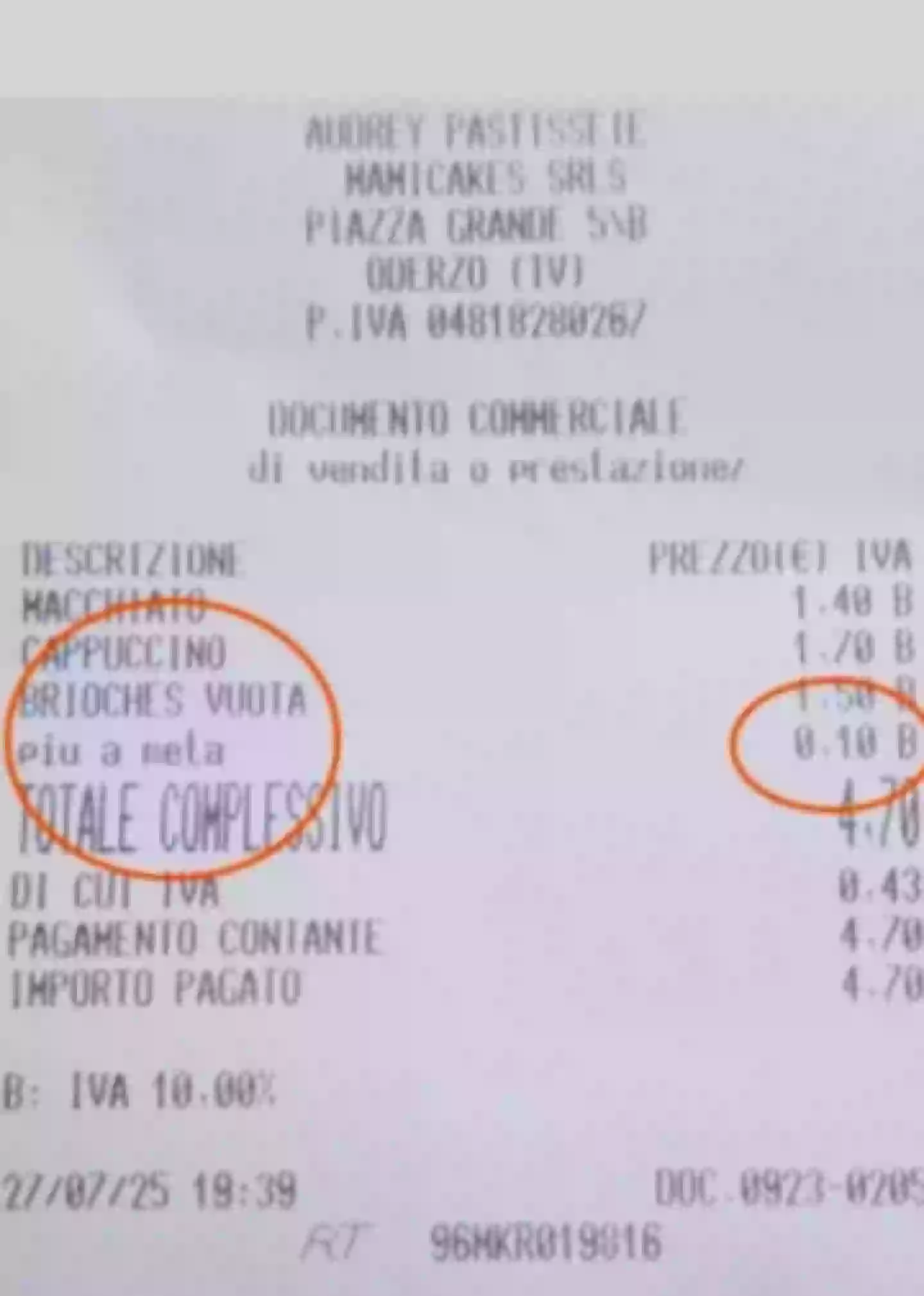 Another woman was charged for having her croissant cut in half (Newsflash/NX)