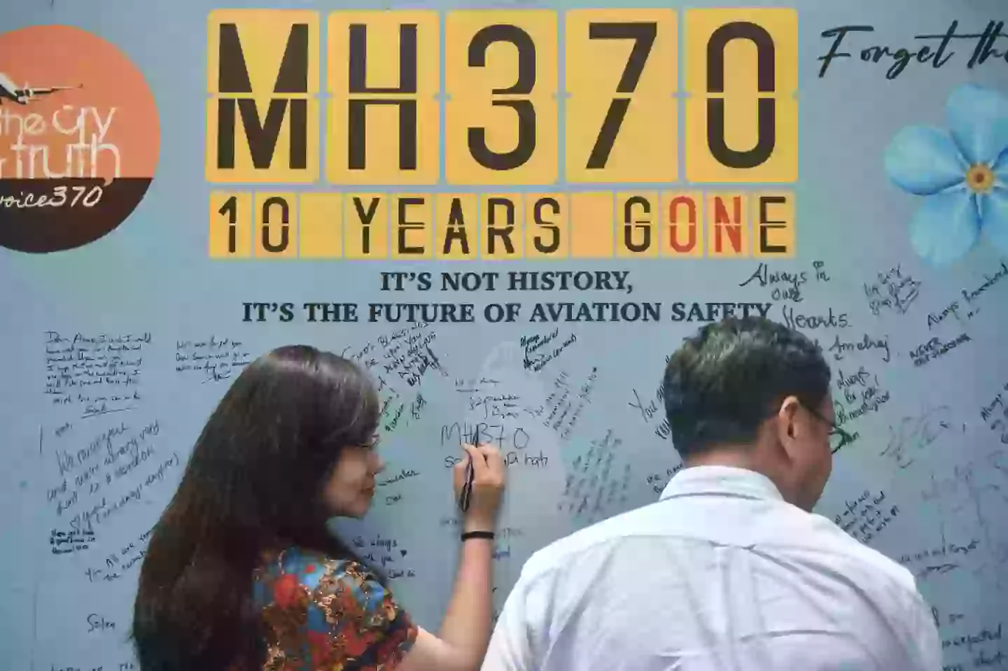 Relatives of MH370 passengers commemorate their missing loved ones. (ARIF KARTONO/AFP via Getty Images)