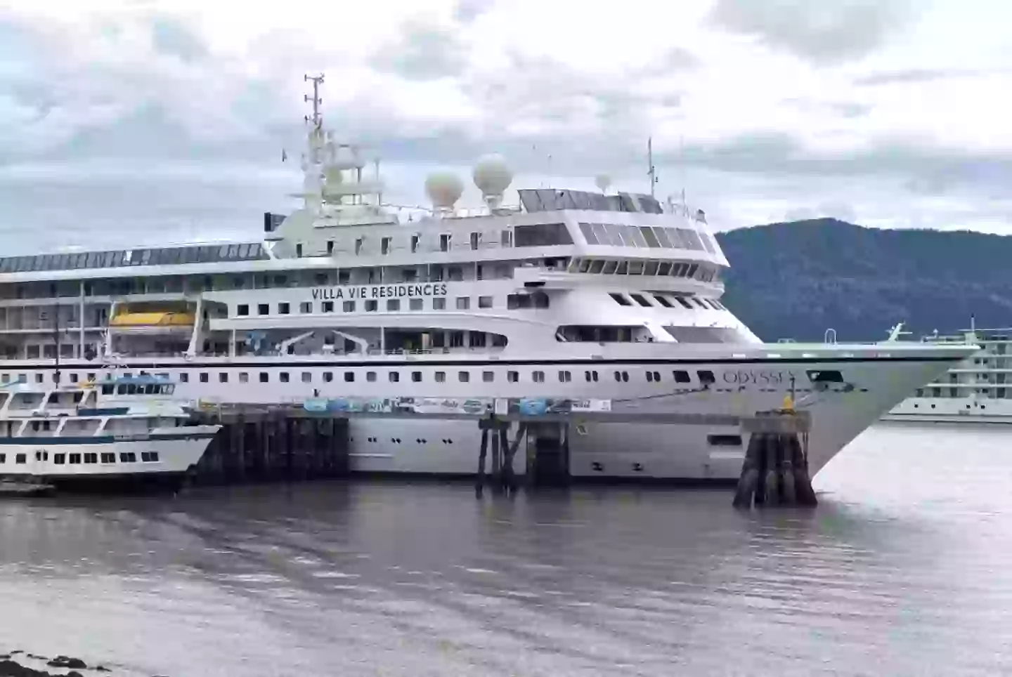 They manage to live comfortable onboard the Villa Vie Odyssey cruise (Instagram/@mid.lifecruising)