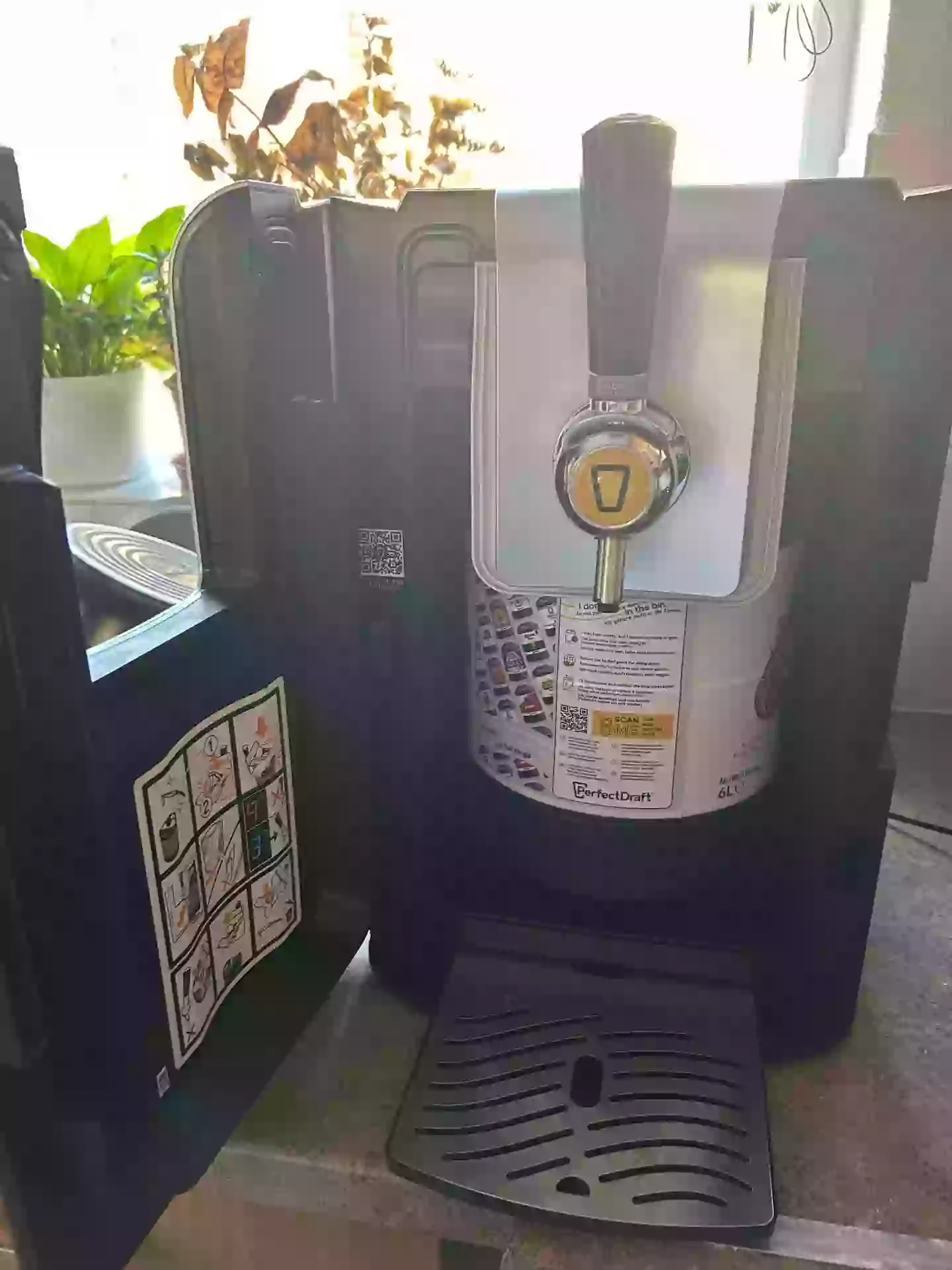 Choose from over 40 kegs, which clip into place (LADbible)