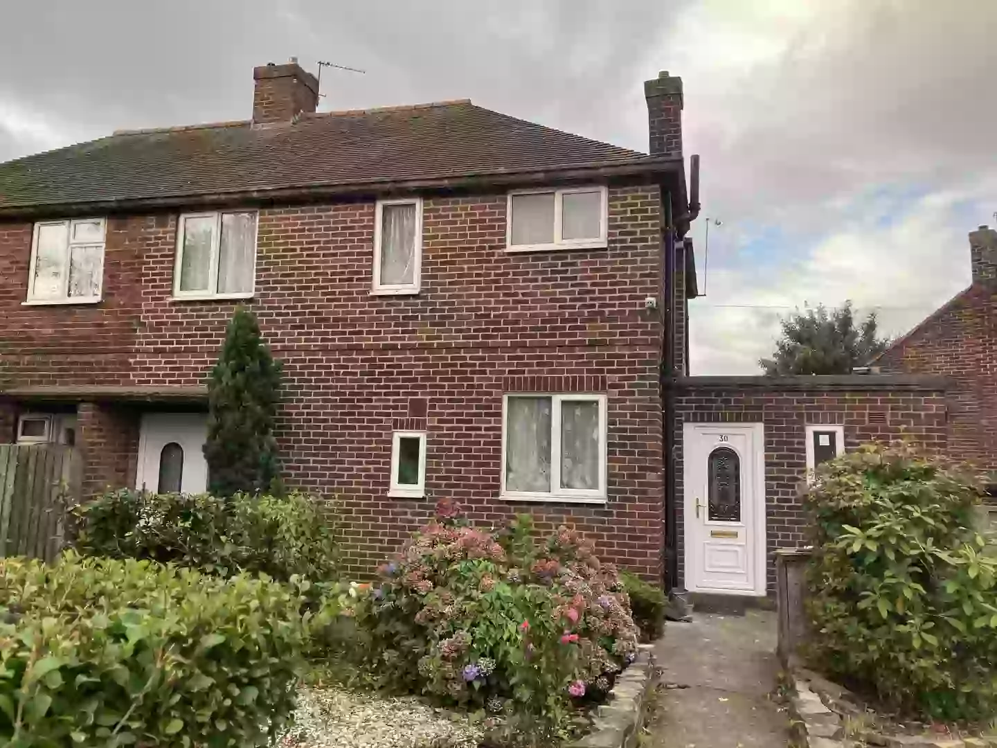 30 East Drive is an assuming property - but mega haunted apparently (LADbible)