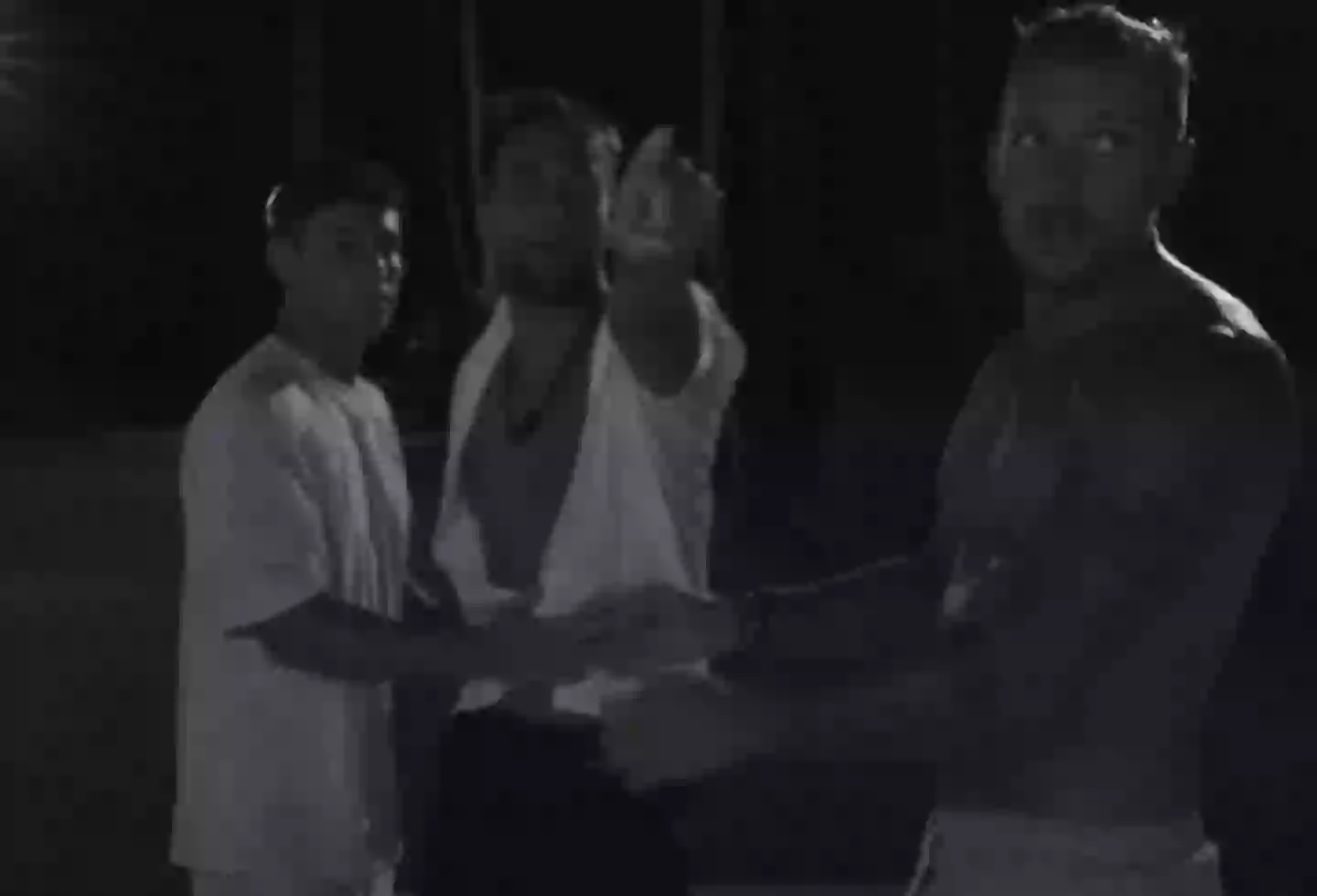 Other people on the show held him back outside the villa (Mitele)