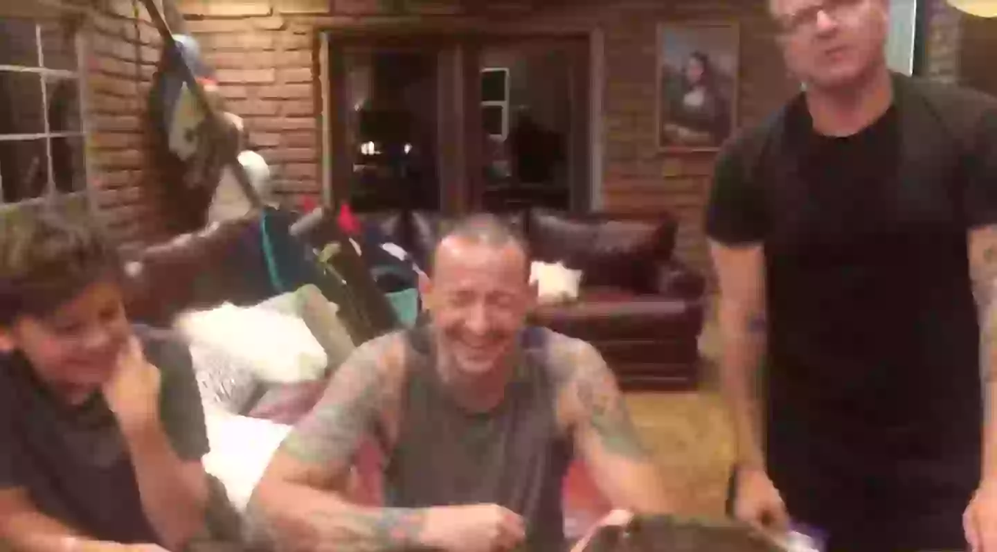 Bennington can be seen enjoying a family games night in the video (X/TalindaB)
