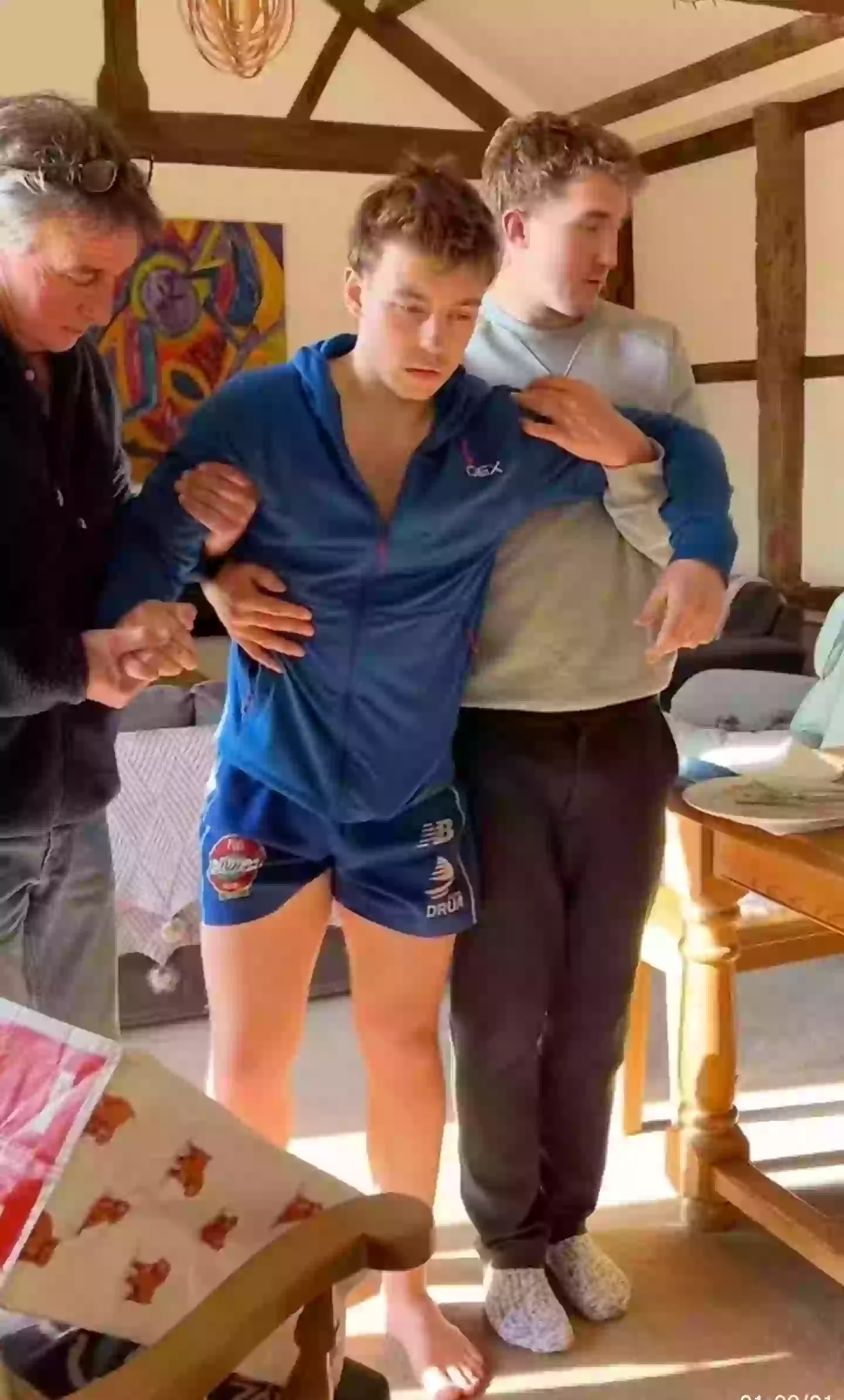 Thankfully, his friends were around to give him a hand (TikTok/@milepie)