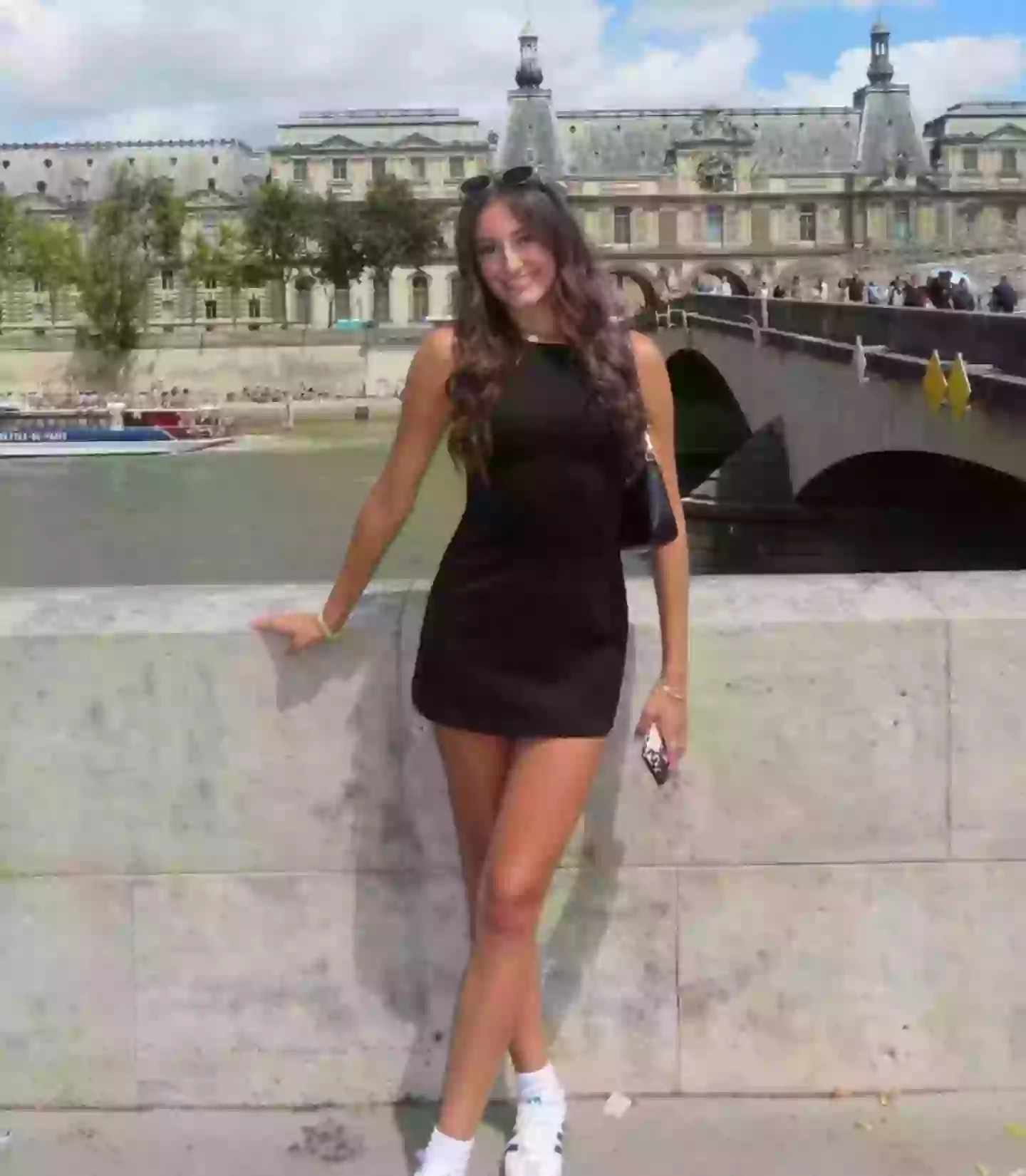 People reckon she's grown up to be a dead ringer for her on-screen parents Aniston and Schwimmer (TikTok/@alexandraconleyy)