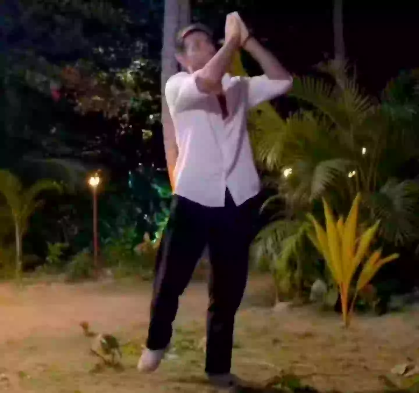 Montoya seemingly praying that she doesn't cheat on him a fourth time (Mitele)