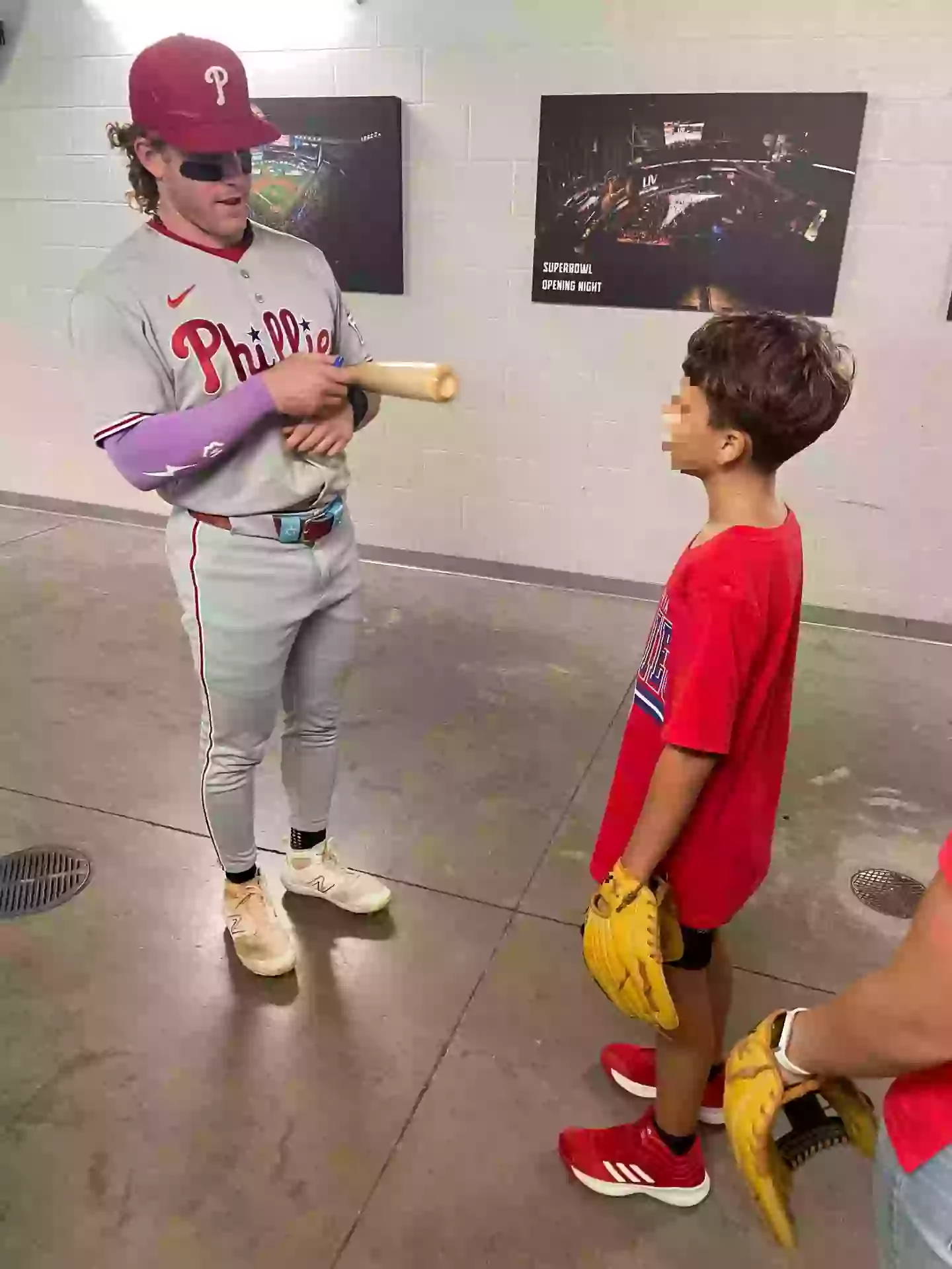 The young boy was eventually treated to a signed bat and a goodie bag by the Phillies (X/@Phillies)