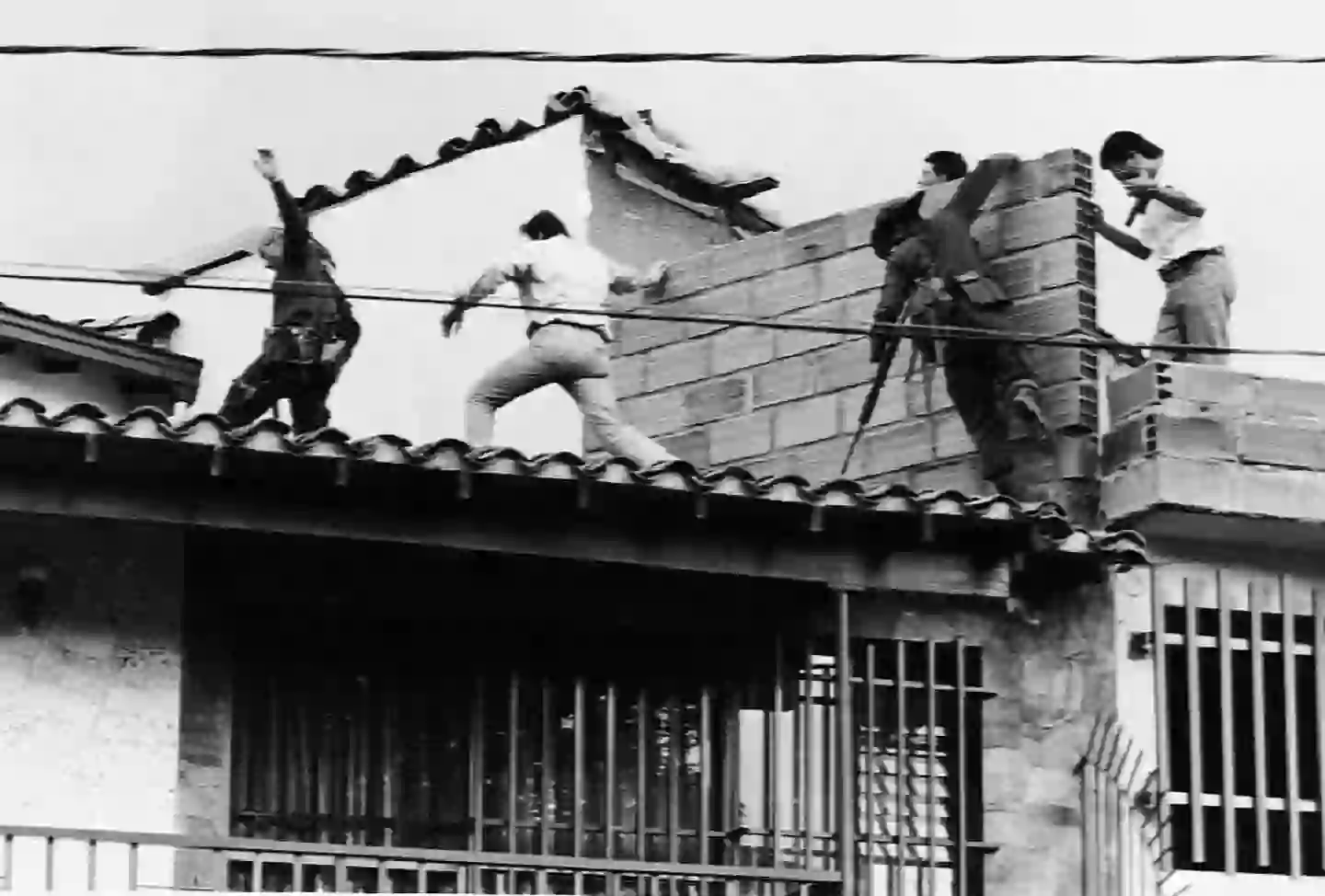Colombian forces seen storming the rooftop where Escobar was shot dead (Photo credit should read JESUS(JESUS ABAD-EL COLOMBIANO/AFP via Getty Images)