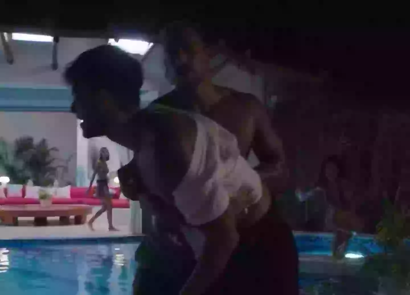 That last shirt button is doing a lot of work for Montoya (Mitele)