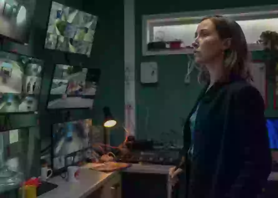 The way Jamie reacts when she leaves the room and returns says a lot about him (Netflix)