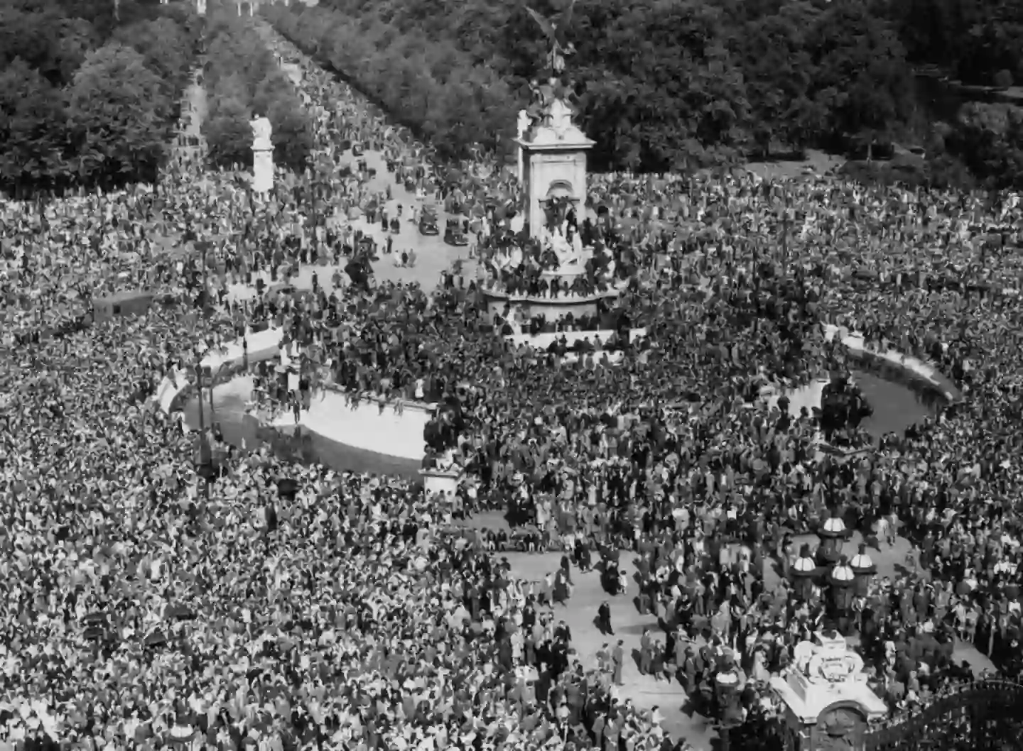 It's been 80 years since the iconic celebrations at Buckingham Palace (Central Press/Hulton Archive/Getty Images))