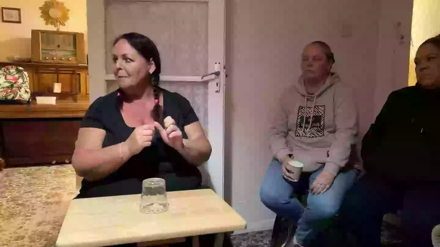 'Piano' fingers, Lisa says (LADbible)