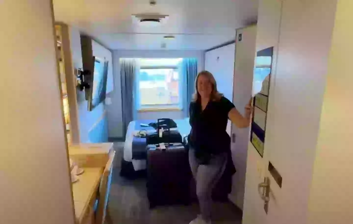 Lanette previously gave people a tour of her cabin, which costs £2,716 a month (YouTube/@livinglifeonacruise)