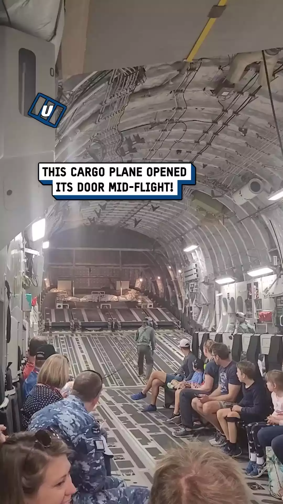 Cargo plane opens its door mid-flight đąđŠī¸
