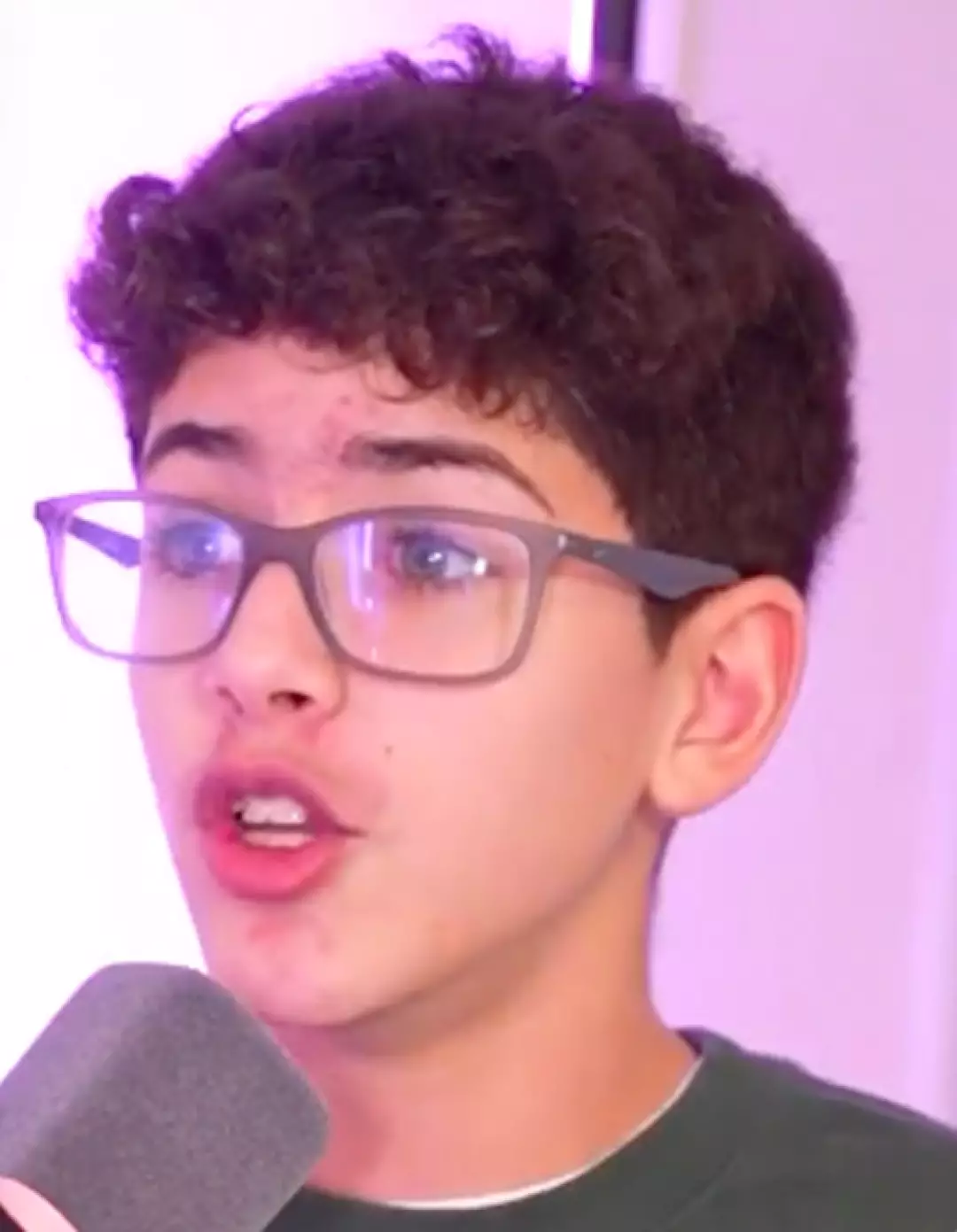 Brother destroys OnlyFans influencer sister after she criticizes him Brother destroys OnlyFans influencer sister after she criticizes him