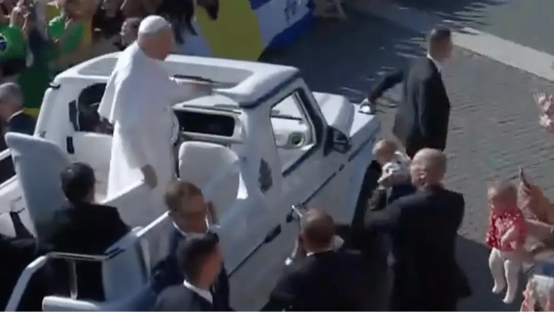 The Pope Rode Heartwarming gesture Pope Leo stopped to do as he takes first ride in ...