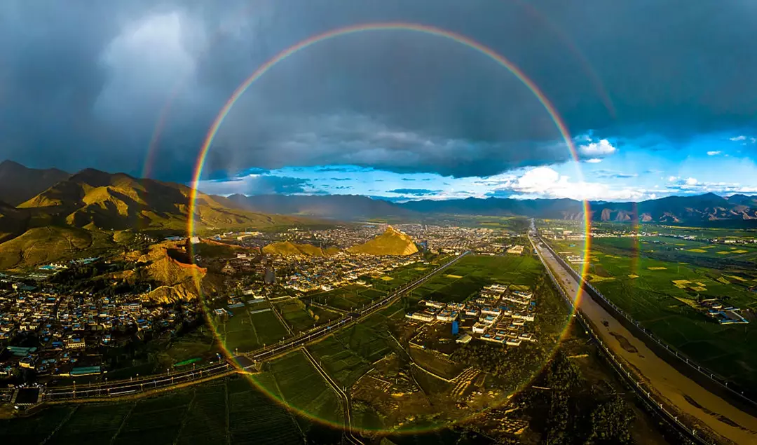 Skydiver reveals the real shape of a rainbow that people aren #39 t meant Skydiver reveals the real shape of a rainbow that people aren #39 t meant