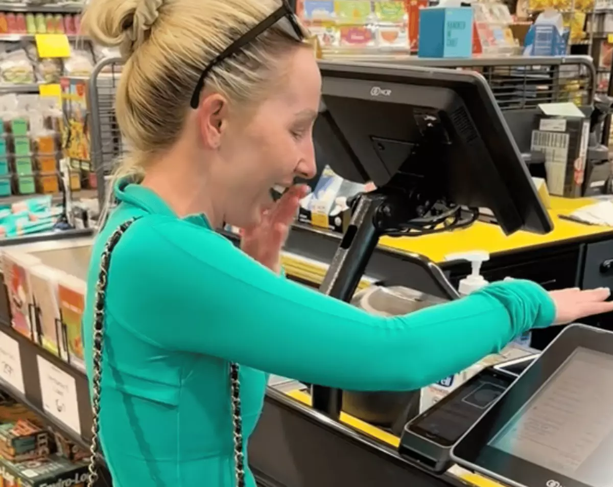 Woman 'uses chip in her hand to pay for groceries' and it’s creeping ...