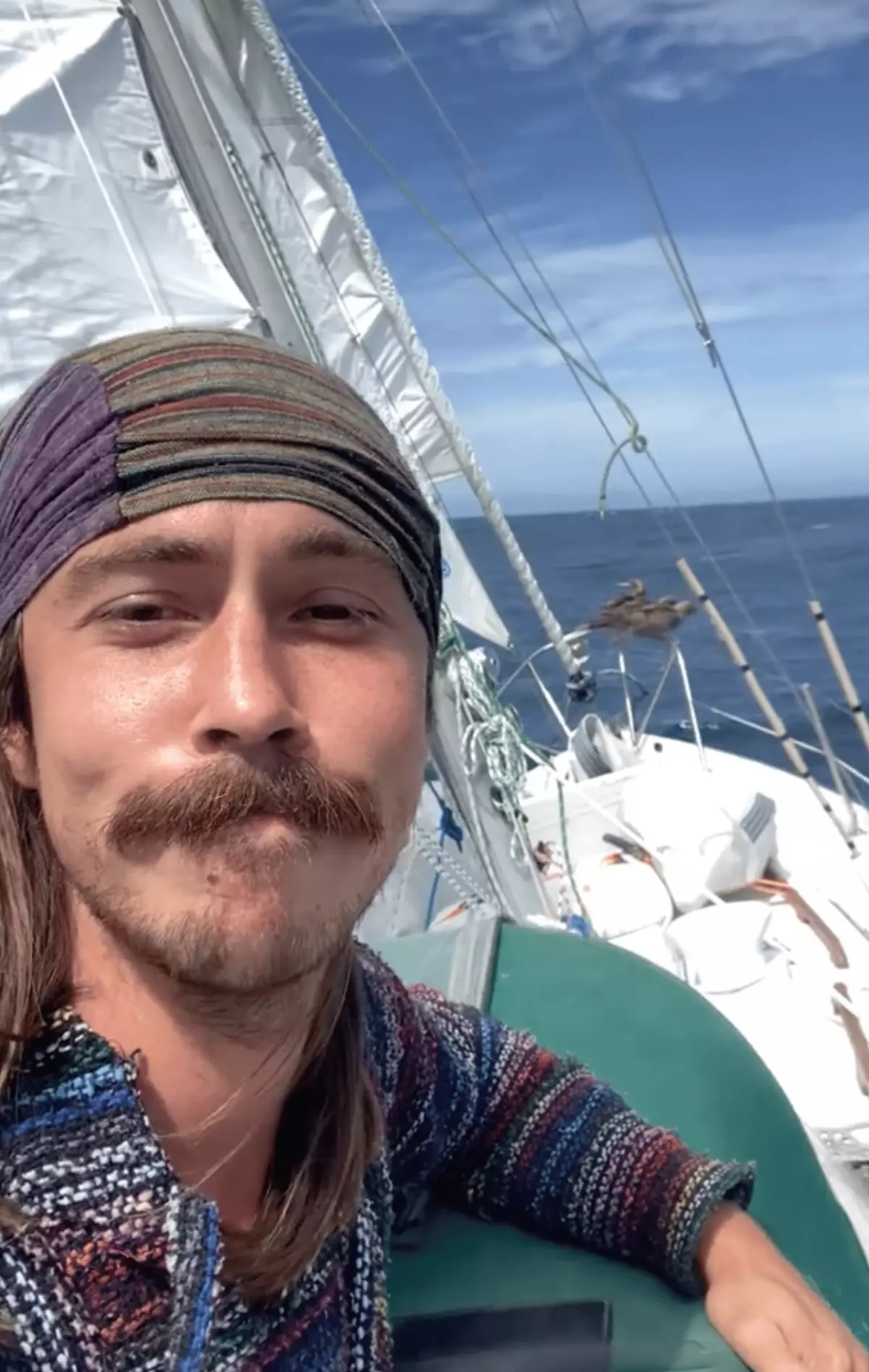 Man Sailing Pacific Ocean Freaks People Out After Showing His Location man-sailing-pacific-ocean-freaks-people-out-after-showing-his-location
