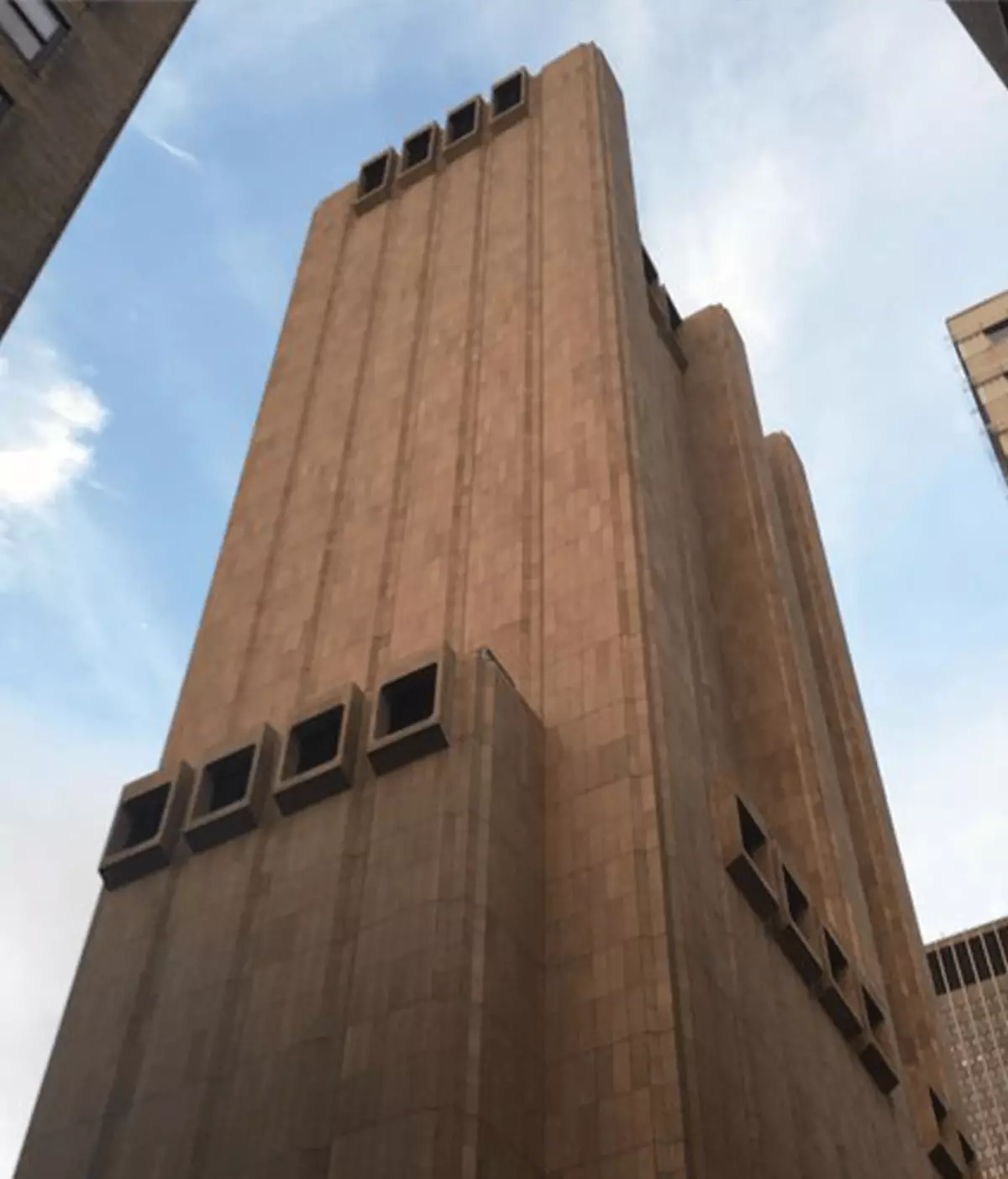 Windowless Building Chicago Chilling secret behind completely windowless 29-storey skyscraper in ...