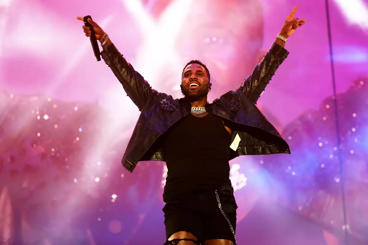 Johnson Derulo Jason Derulo explained why he sings his own name in his songs